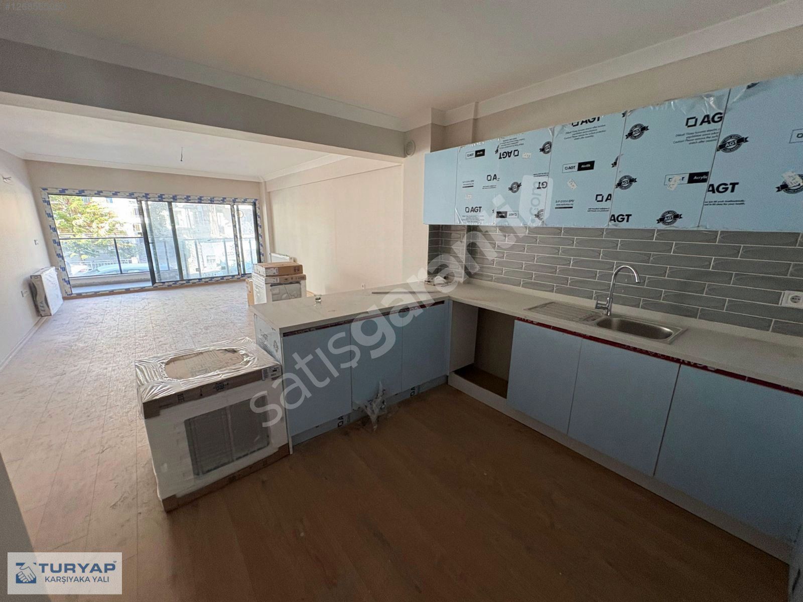 Bostanlı Sahile 100m Ebv Banyo Geniş Balkon Çift Cephe Büyük 2+1