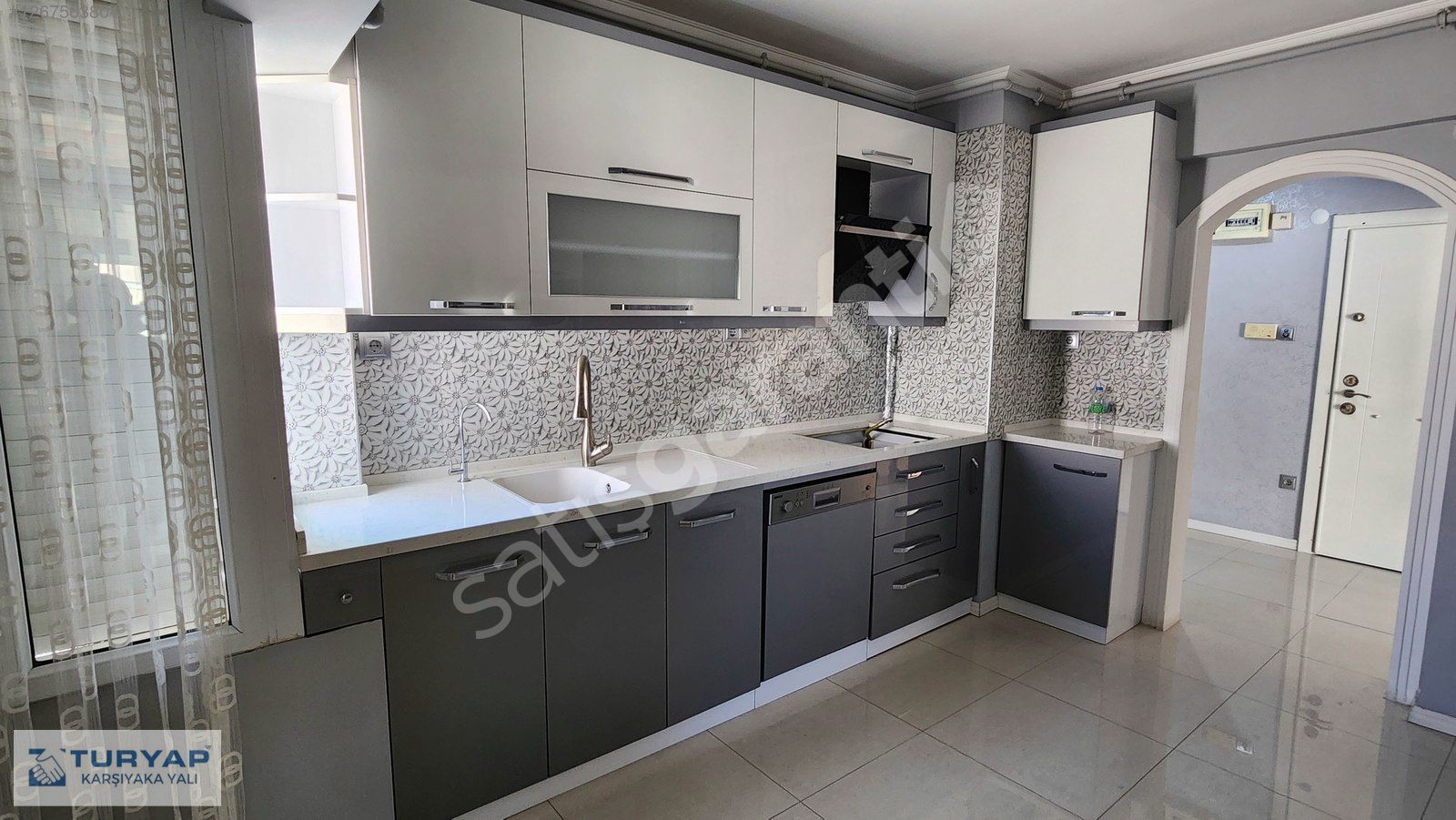 Bostanlı Sahile Yakın Konumda 3+1 Geniş Tadilatlı Kiralık Daire
