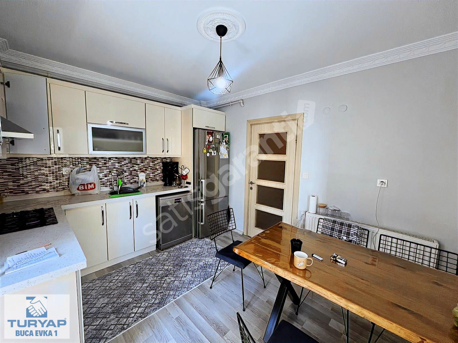Turyap'tan Cadde üstü Ara Kat Geniş Satılık 3+1 Daire