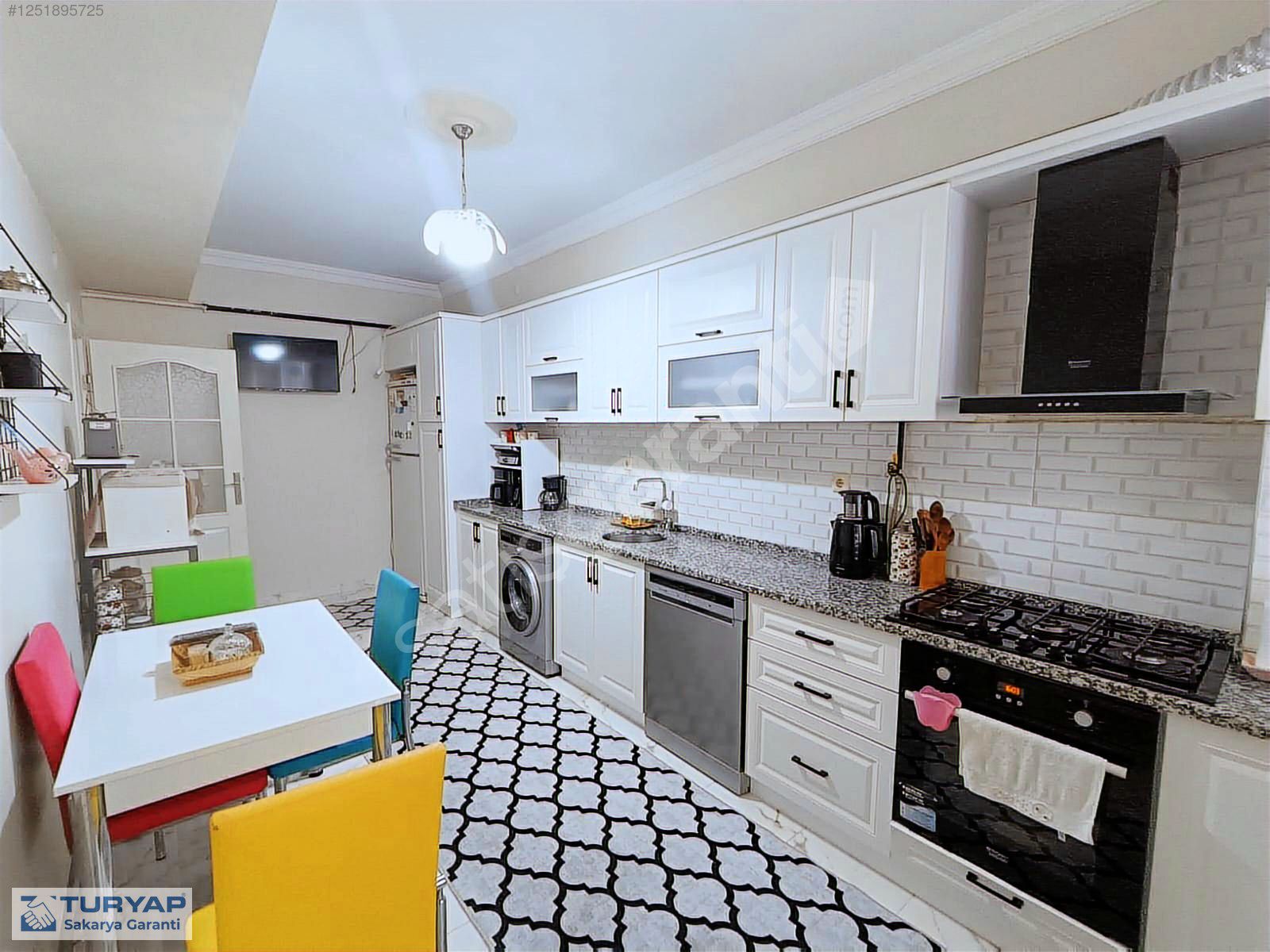 Sakarya Erenler Çarşamba Pazarının Yanı Başında 4+1Satılık Daire