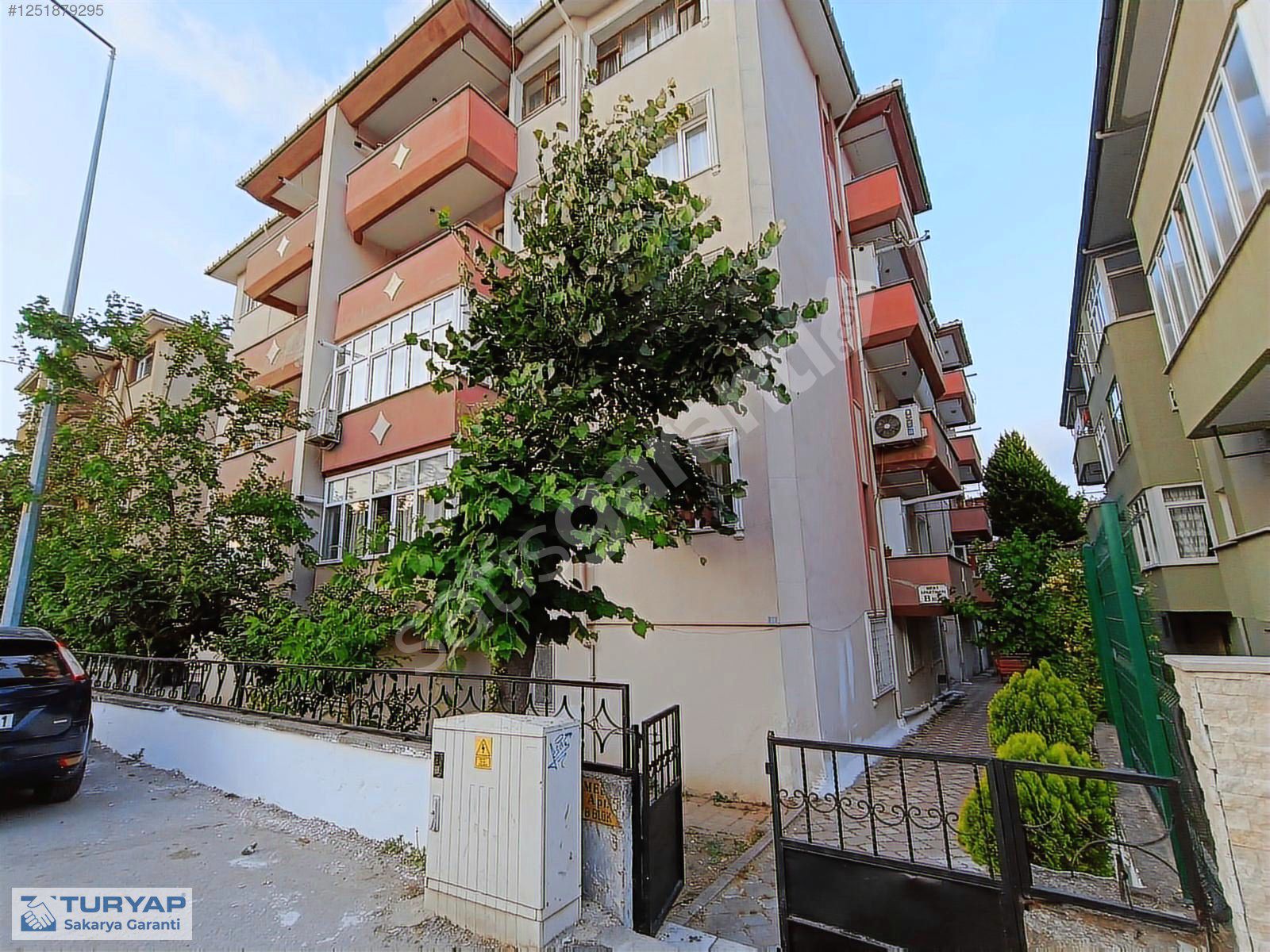 Serdivan Kemalpaşa Mahallesinde Mavi durakta 2+0 Satılık Daire