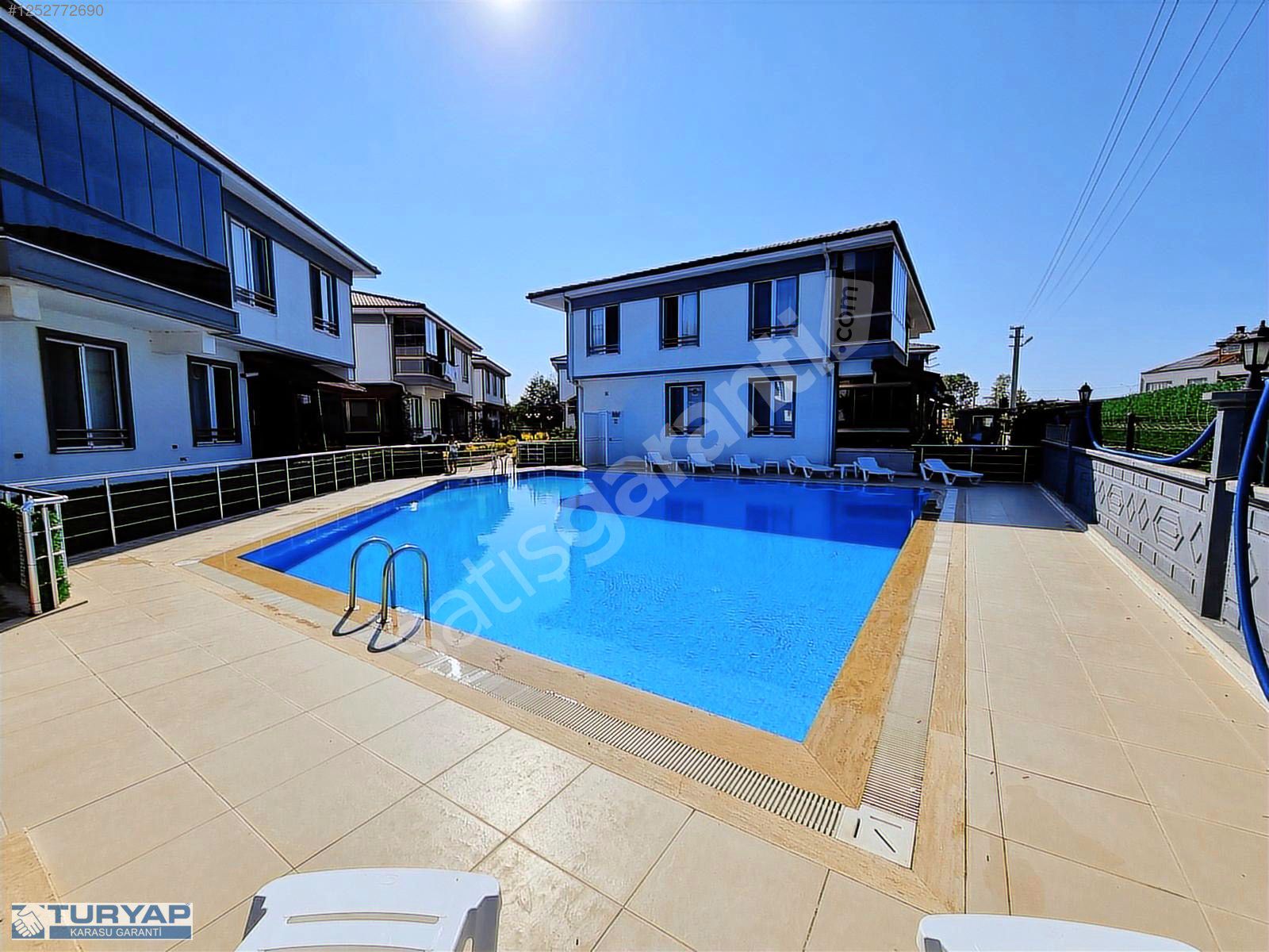 Havuzlu Butik Sitede Müstakil Bahçeli Eşyalı 3+1 Villa