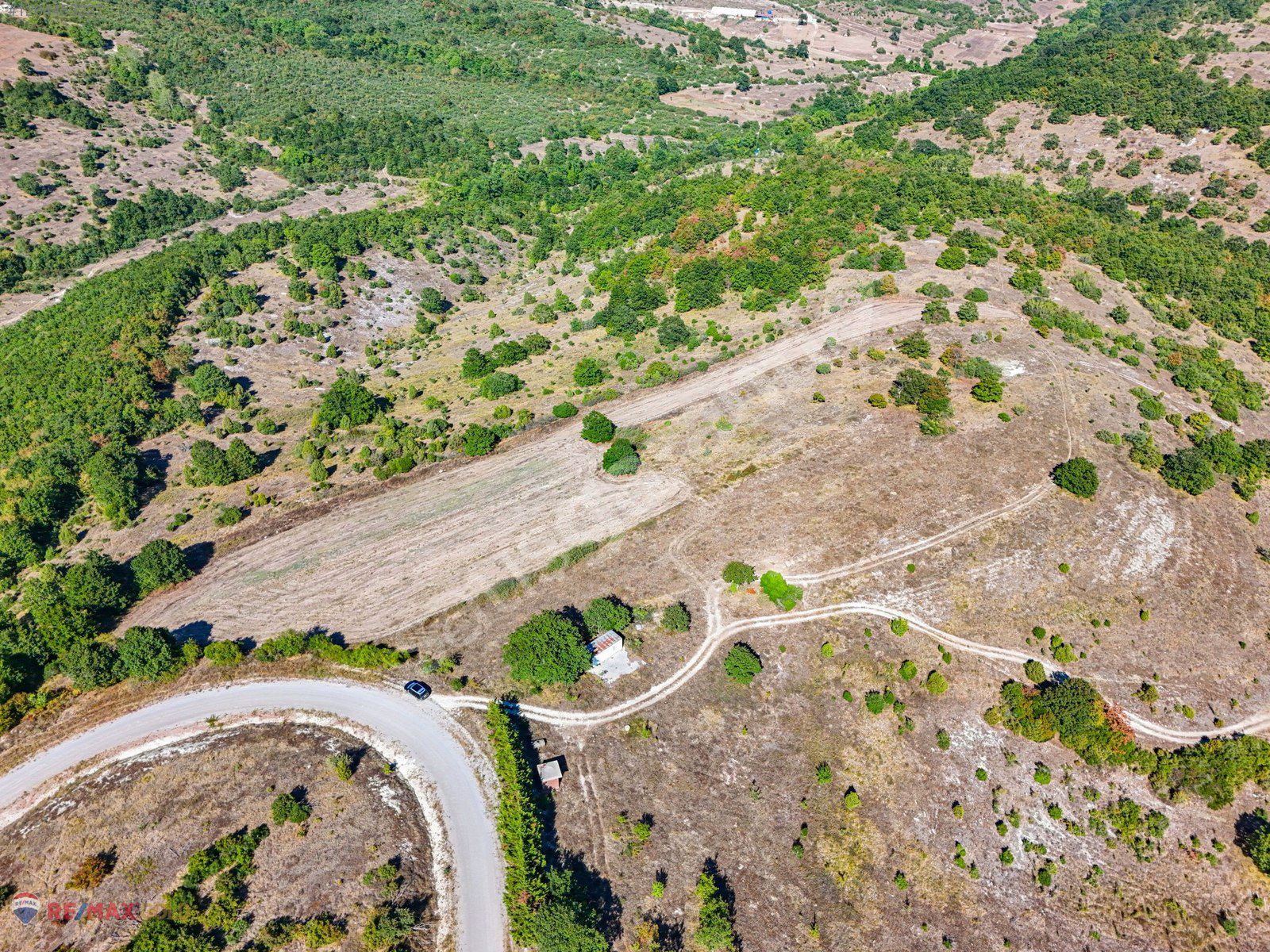 Kandıra Çakmaklarda Yolu Olan 8.900 m² Acil Satılık Tarla