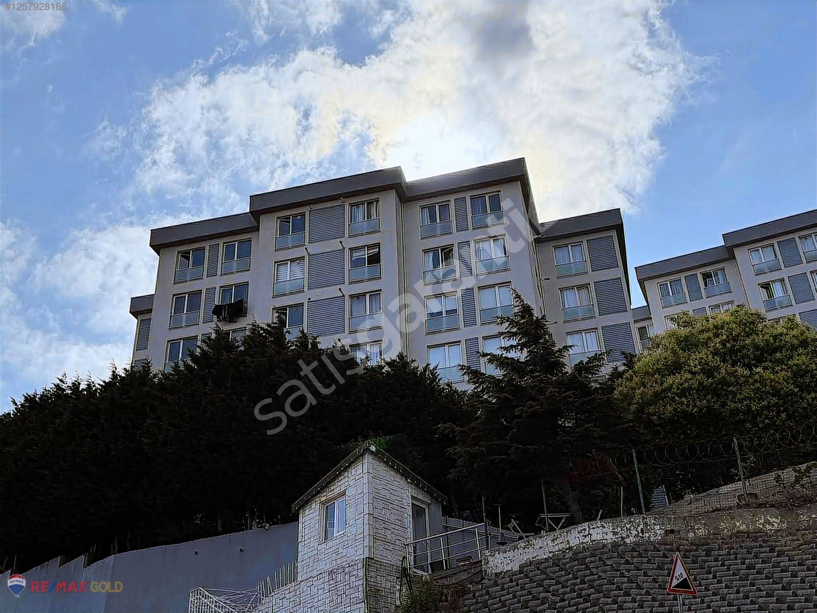 ÇAMLIK MAHALLESİ MİNİTOLİA SİTESİNDE 1+1 EŞYALI SATILIK DAİRE