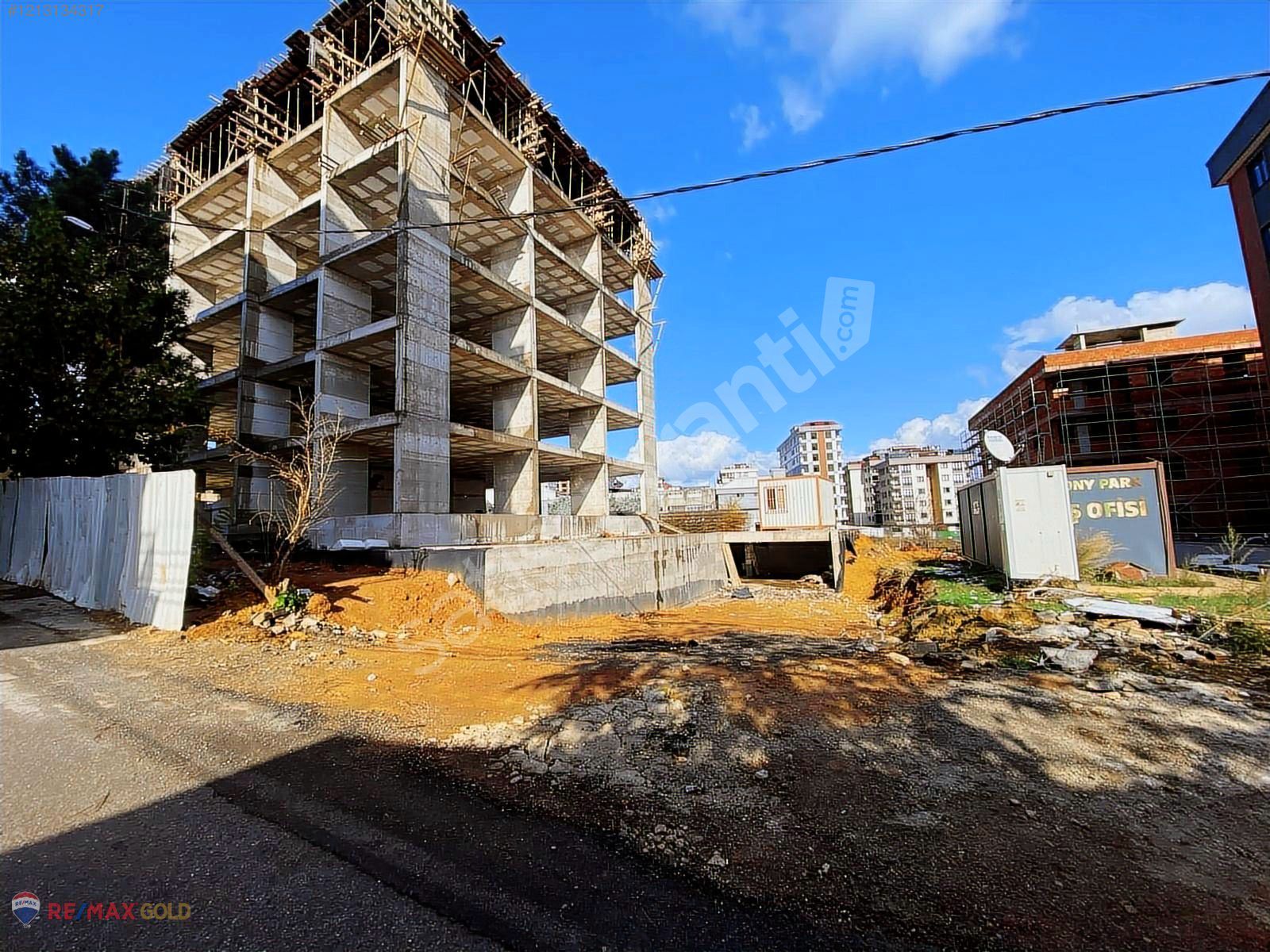 SULTANBEYLİ/NECİP FAZIL MAHALLESİN'DE 3+1 BOŞ SATILIK DAİRE...