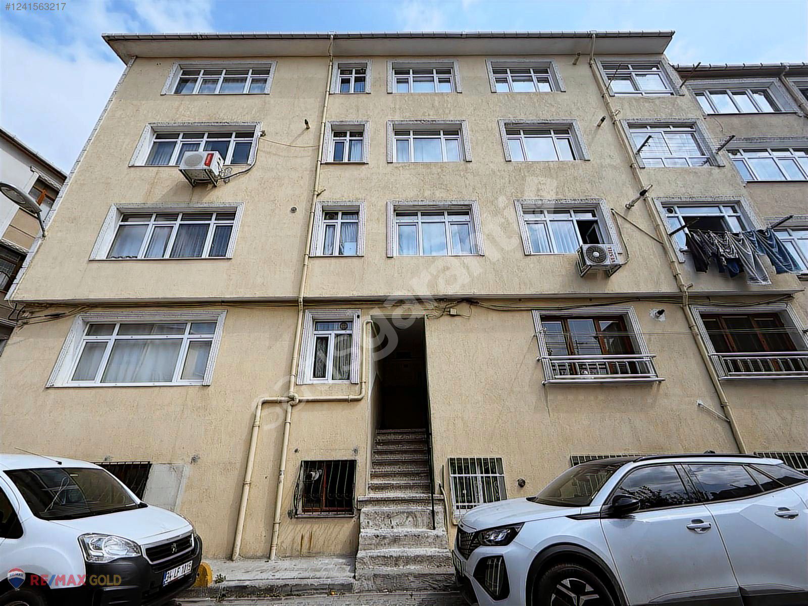 AYVANSARAY MAHALLESİNDE İÇİ YAPILI SATILIK ARAKAT 2+1 DAİRE
