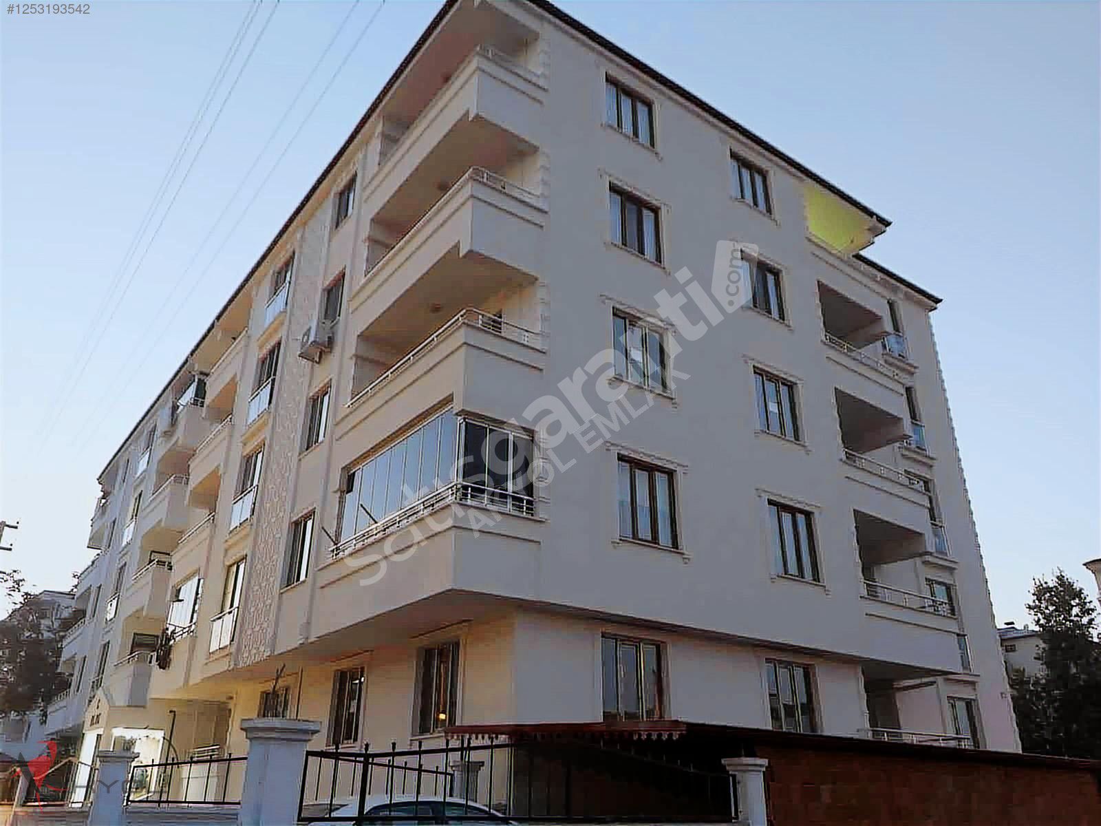 AKYOL'DAN GÖZDE YAŞAM SİTESİNDE SATILIK 3+1 ARA KAT 150 M² DAİRE