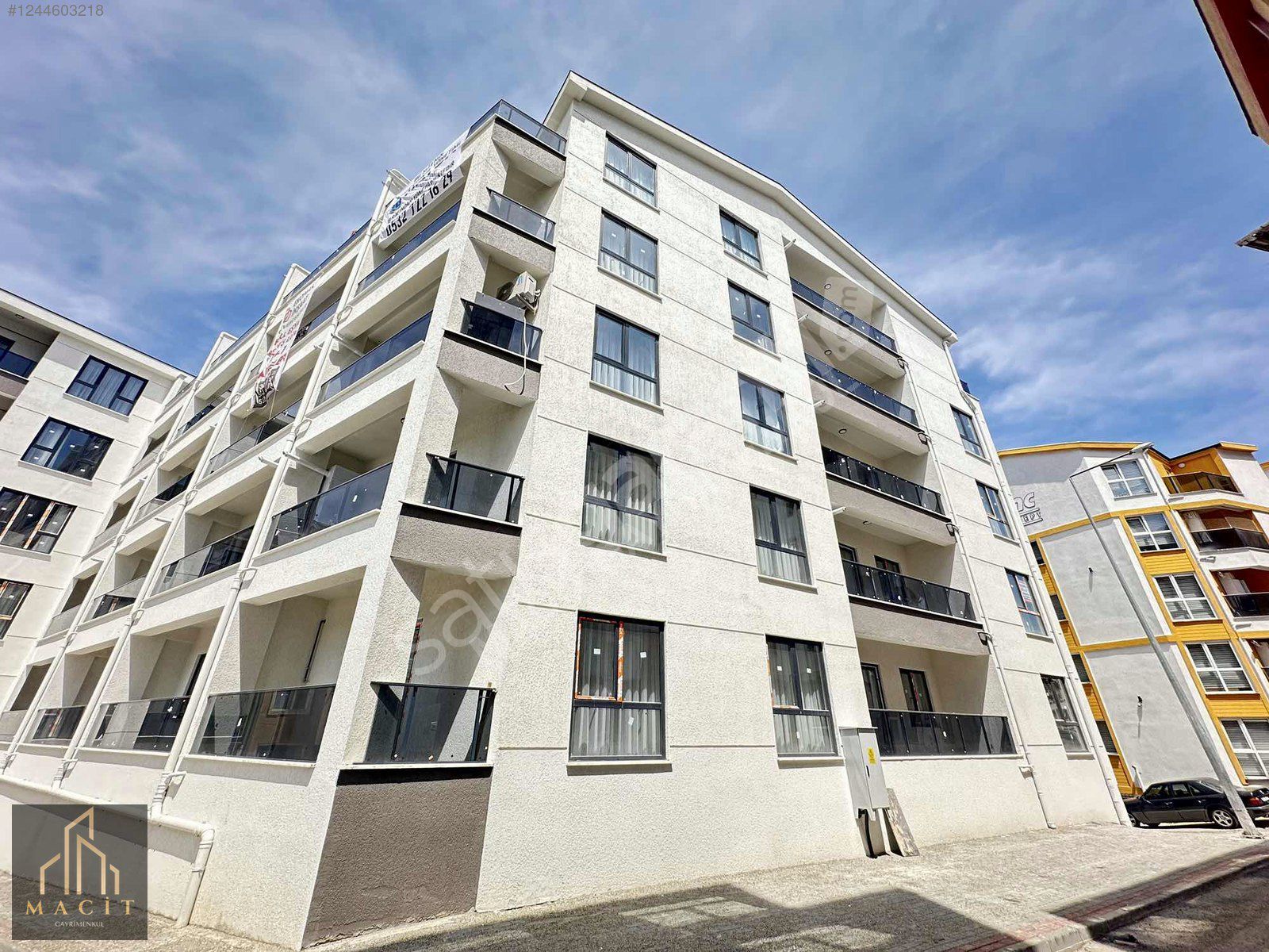 MACİT'DEN GÖRÜKLE MERKEZDE SIFIR EŞYALI ARAKAT DAİRE