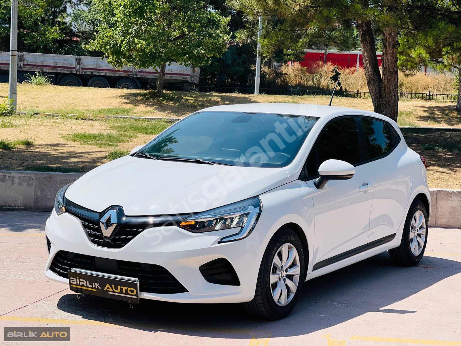 BİRLİK AUTO'DAN 2021 CLIO 45.000'DE BOYASIZ TESLA EKRAN