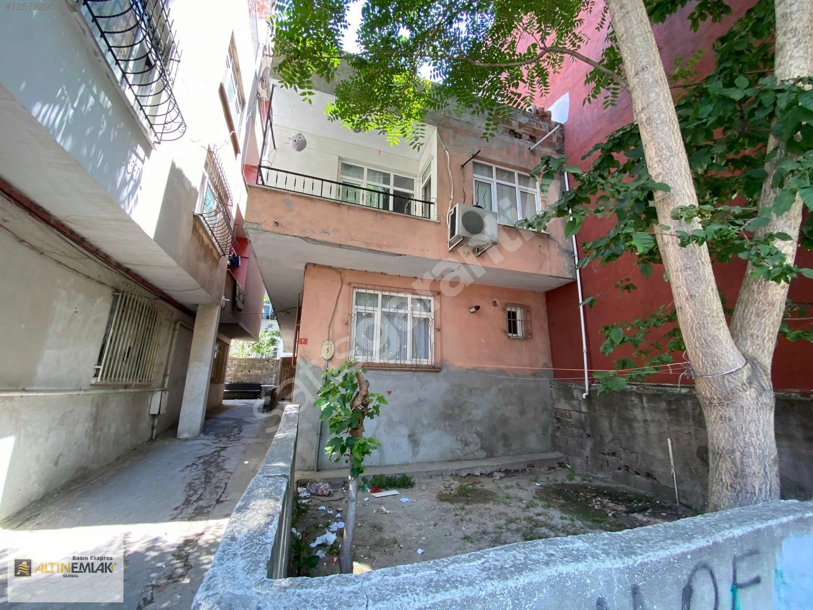 Bağcılar Yıldıztepe Mah Satılık Üç Katlı Komple Bina 132m