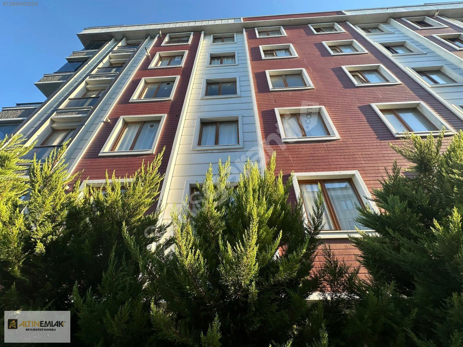 BEYLİKDÜZÜ KAVAKLI'DA SATILIK GİRİŞ KAT BAHÇELİ 1+1 DAİRE