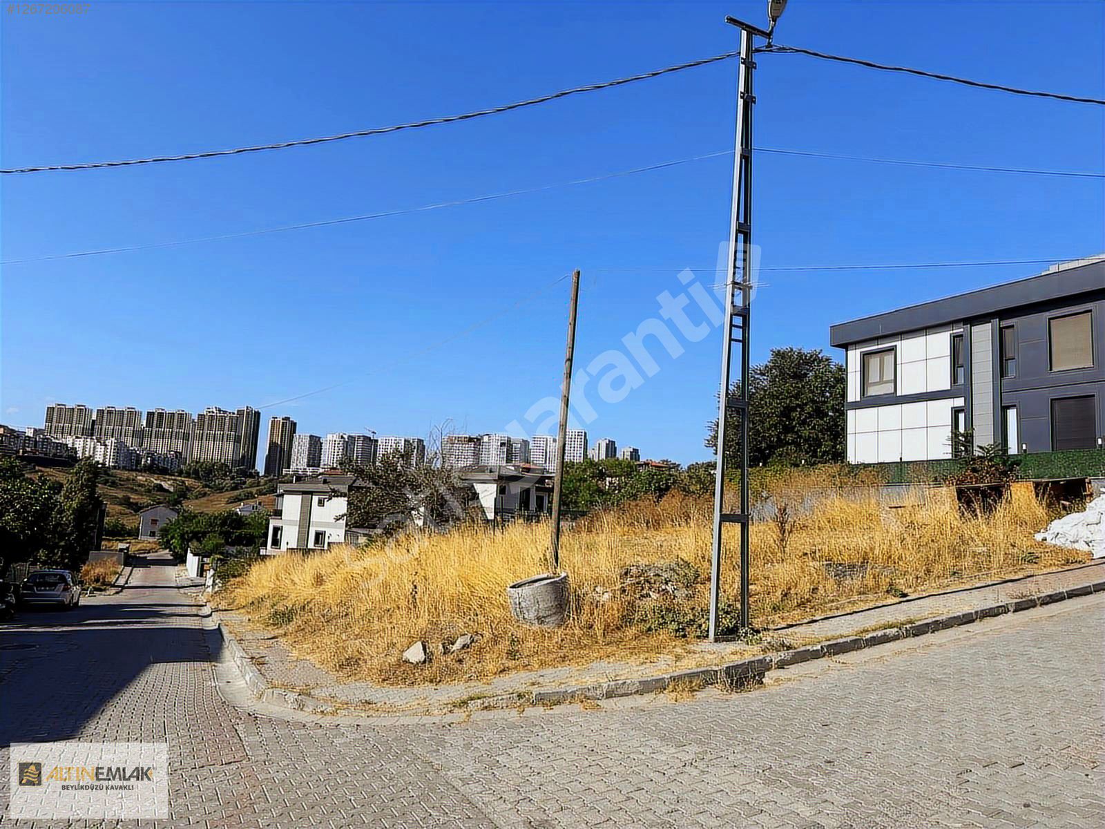BAHÇEŞEHİR 2. KISIM HOŞDERE'DE 596 M2 VİLLA İMARLI ARSA