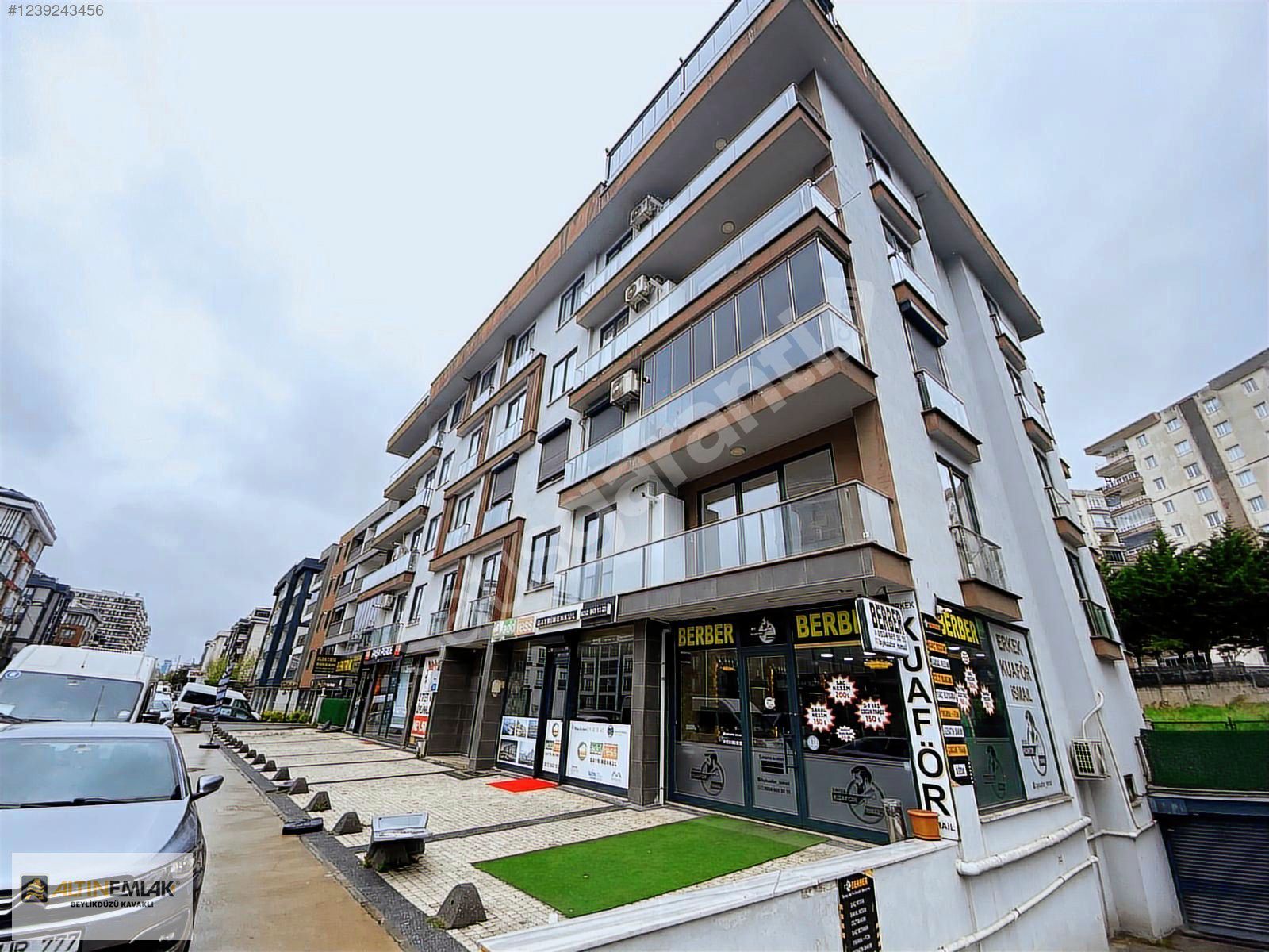 BEYLİKDÜZÜ KAVAKLI MARİNAYA YAKIN ANA CADDE ÜZERİ GENİŞ 2+1 90M2