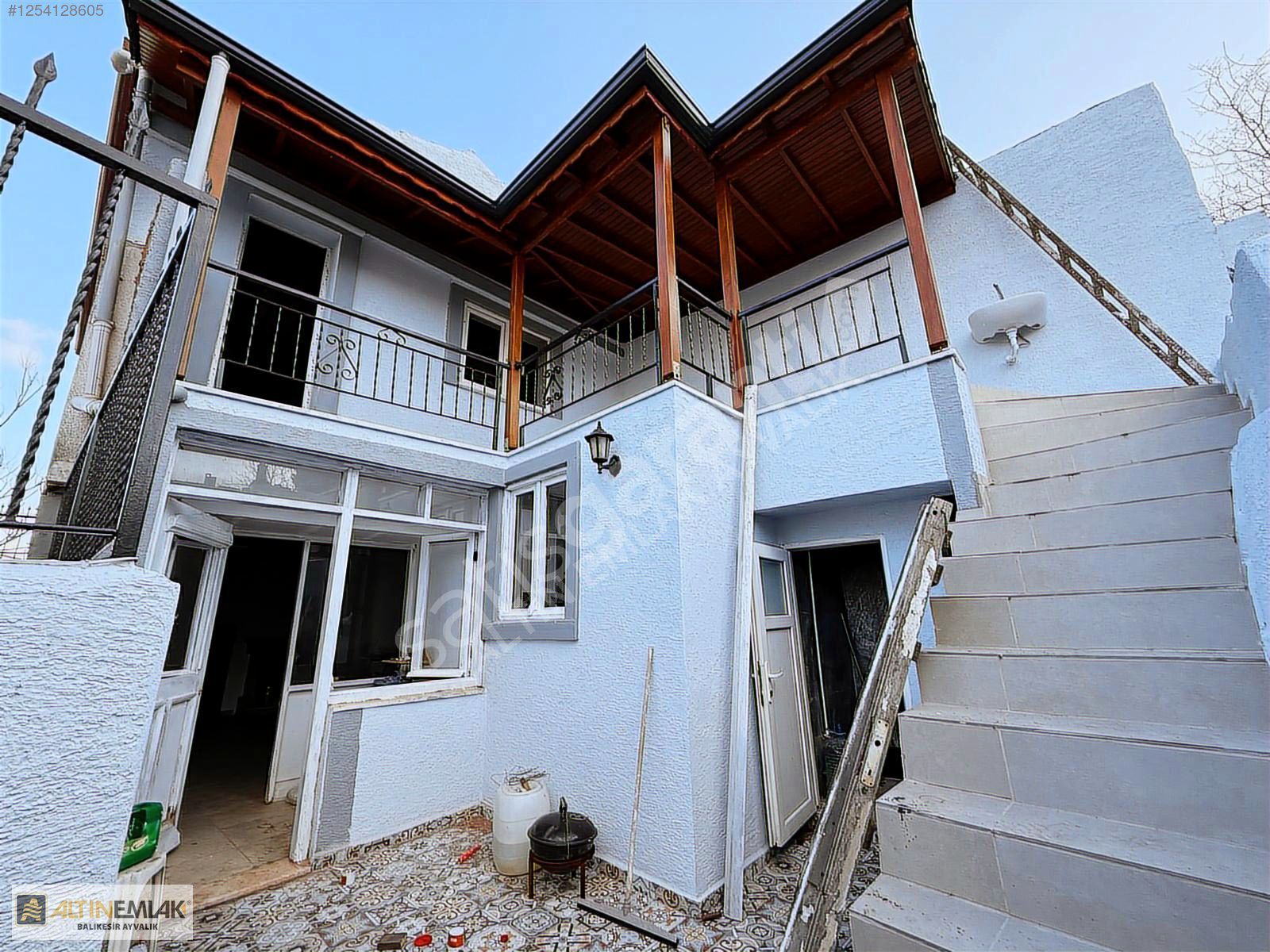 ALTIN EMLAKTAN AYVALIKTA KİRALIK DENİZ MANZARALI MÜSTAKİL EV