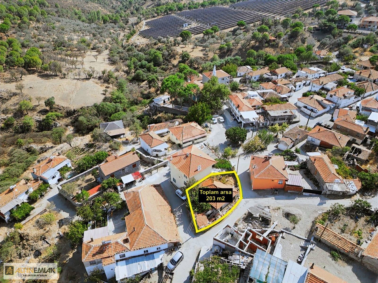 ALTIN EMLAKTAN AYVALIK TIFILLARDA BAHÇELİ TAŞ EV VE DEPOSU