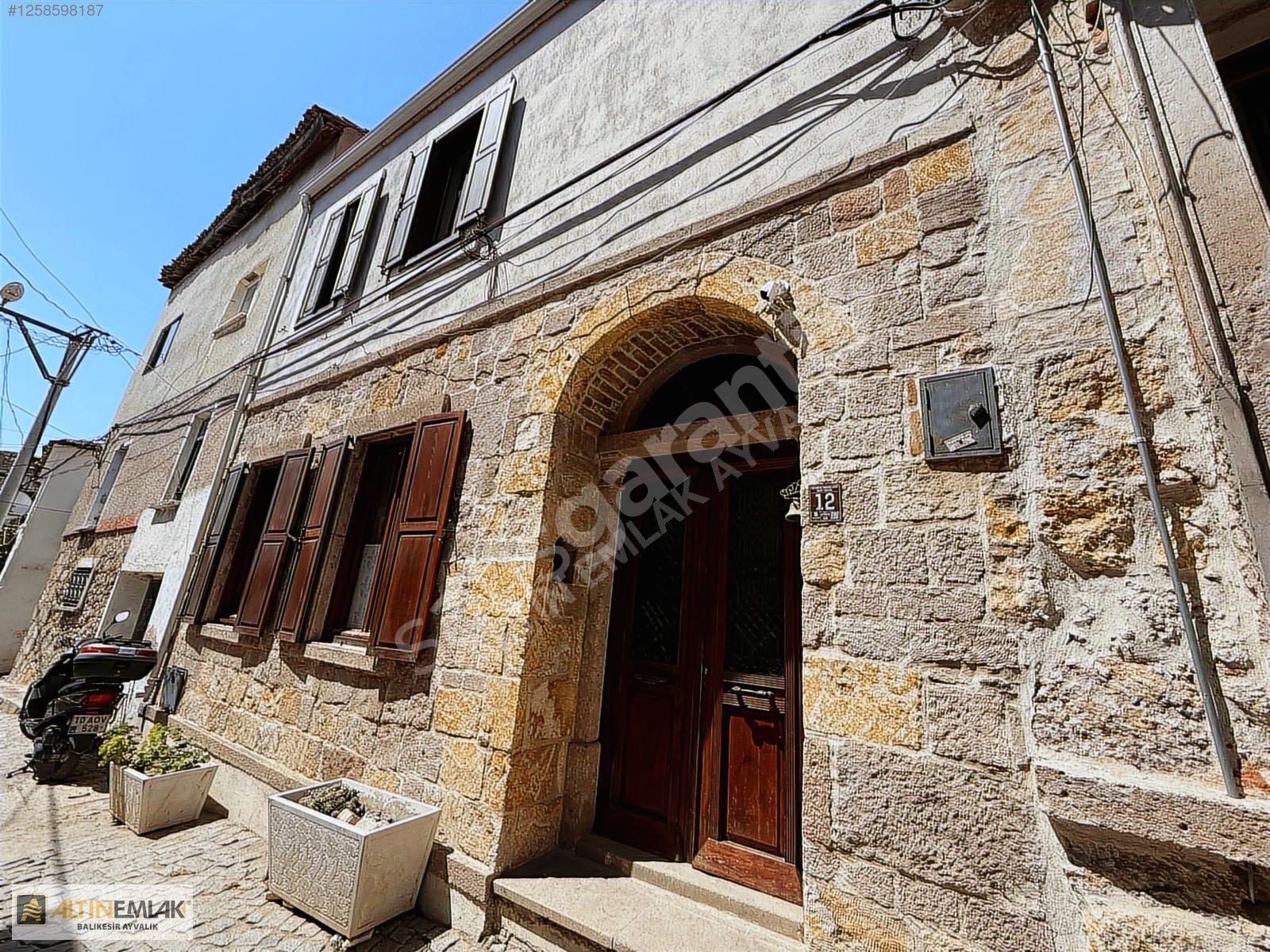 ALTIN EMLAKTAN AYVALIK FETHİYEDE SATILIK BAHÇELİ RUM EVİ