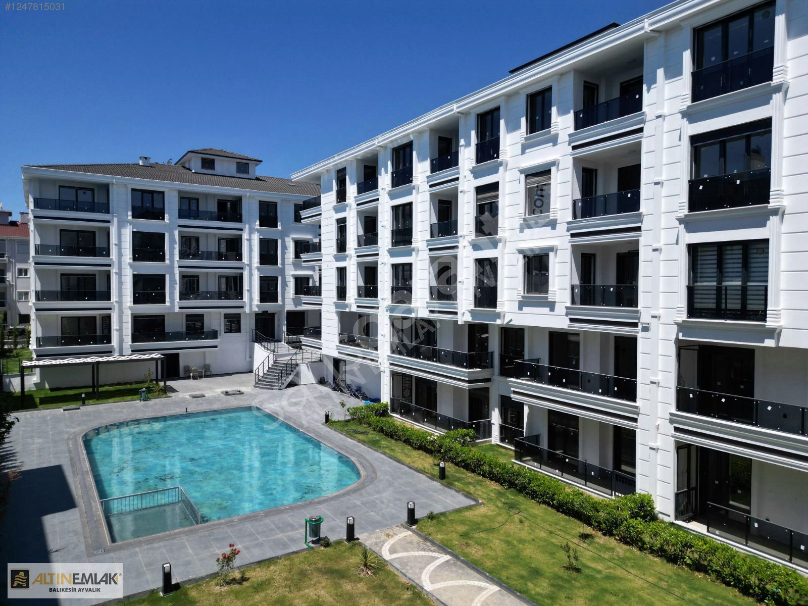 AYVALIK SARIMSAKLIDA SİTE İÇERİSİNDE SATILIK 2+1 LÜKS KÖŞE DAİRE