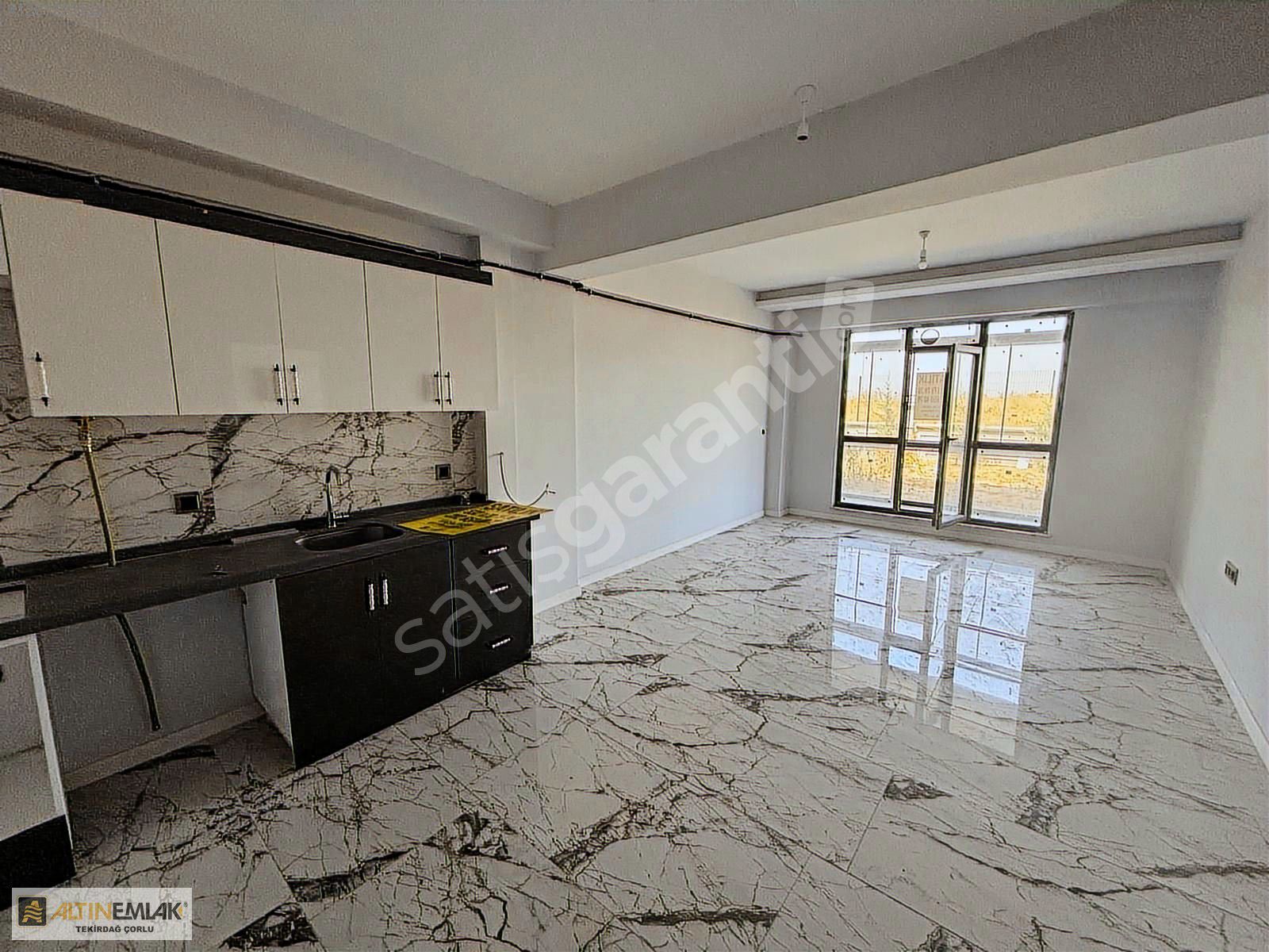 HAVUZLU KISA KATLI LÜX SİTEDE BİREYSEL BAHÇELİ SATILIK DAİRE