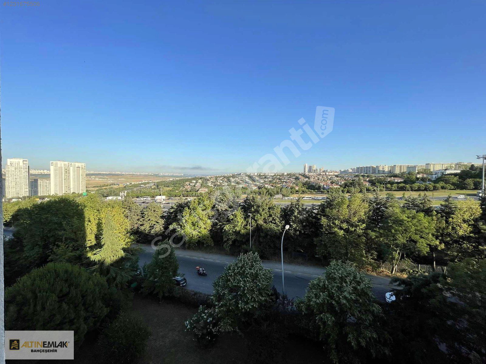 Esenkent Mavi Gök Sitesinde Şerefiyeli Boş 3+1 Satılık Daire