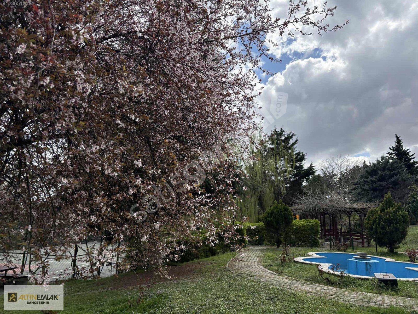 Esenkent Mavi Gök Sitesi Şerefiyeli Tadilatlı Satılık 3+1 Daire