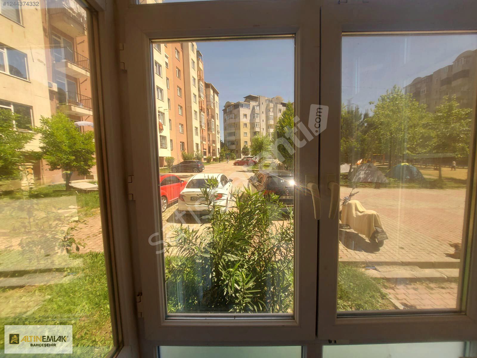 Bahçeşehir, Bogazköy'de Satılık Boş 4+1 Daire