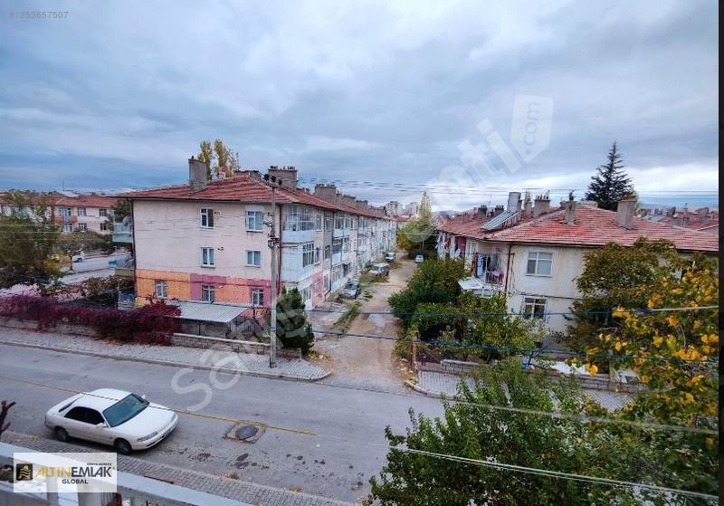 Cumhuriyette Tramvay Durağı ve Okulun Yanında Satılık 3+1 Daire