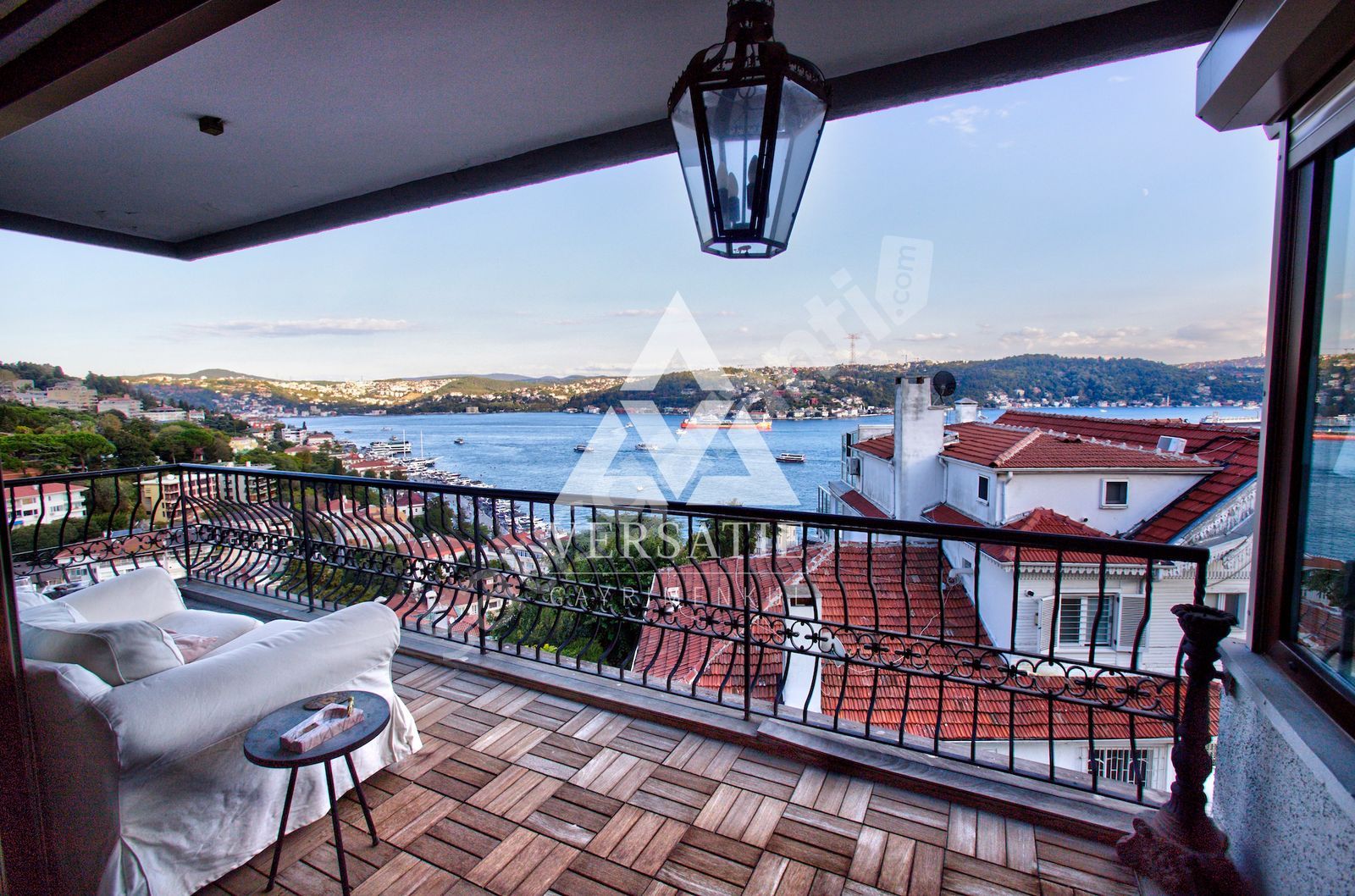 Bebek'te Panoramik Boğaz Manzaralı Şık Satılık Daire