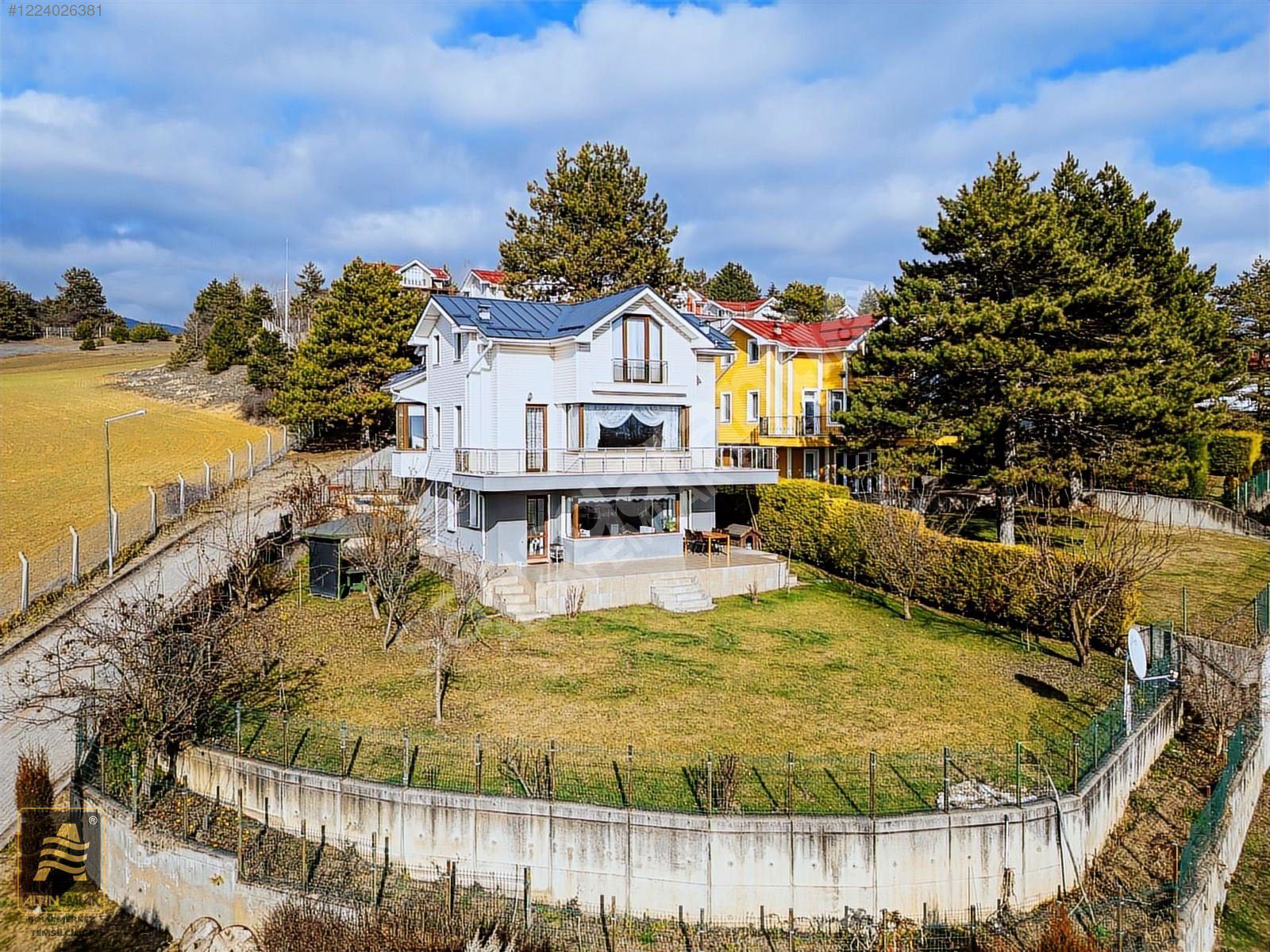 BOLUNUN PRESTİJLİ SİTESİ "DUMANTEPE" DE SATILIK TRİPLEKS VİLLA