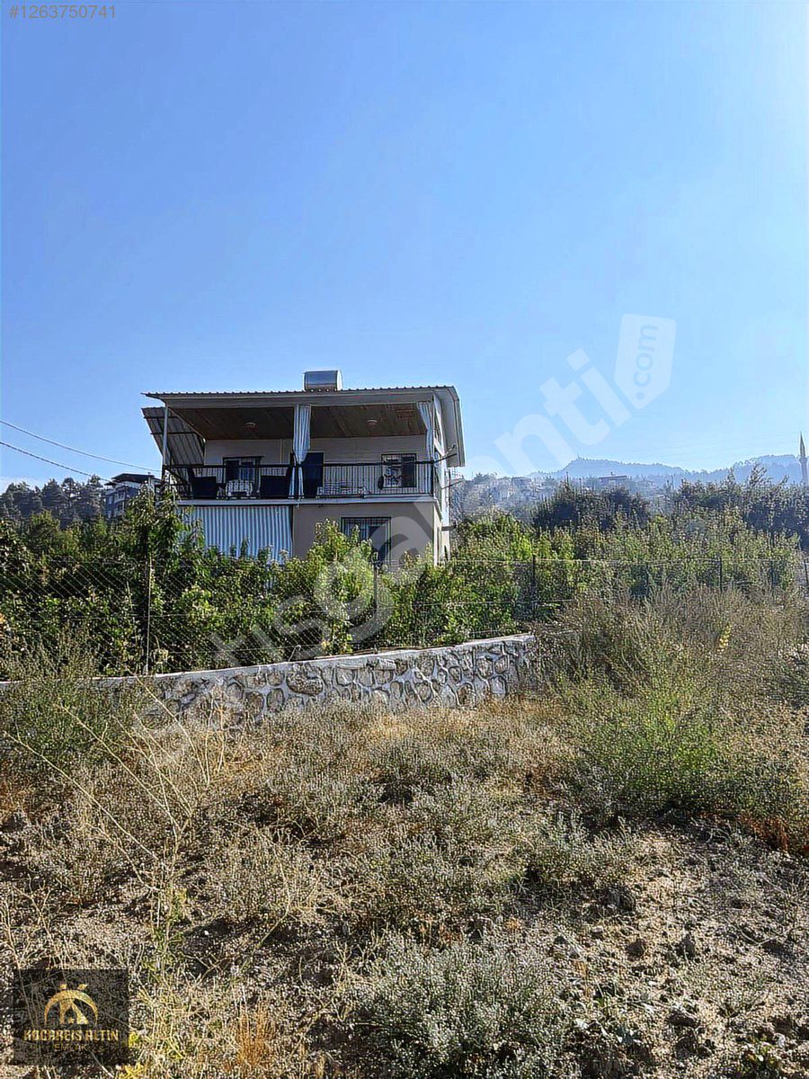 Taş duvarı yapılmış hazır 897 metre² yayla arsası.