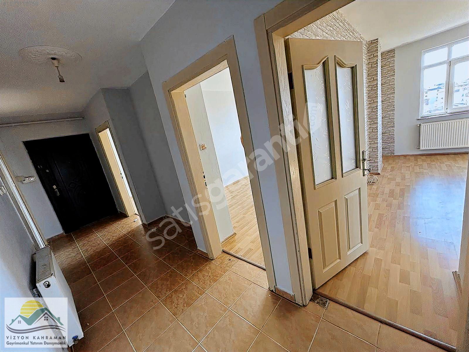 AHMET YESEVİ'DE CADDE ÜSTÜ GENİŞ 2+1 DAİRE