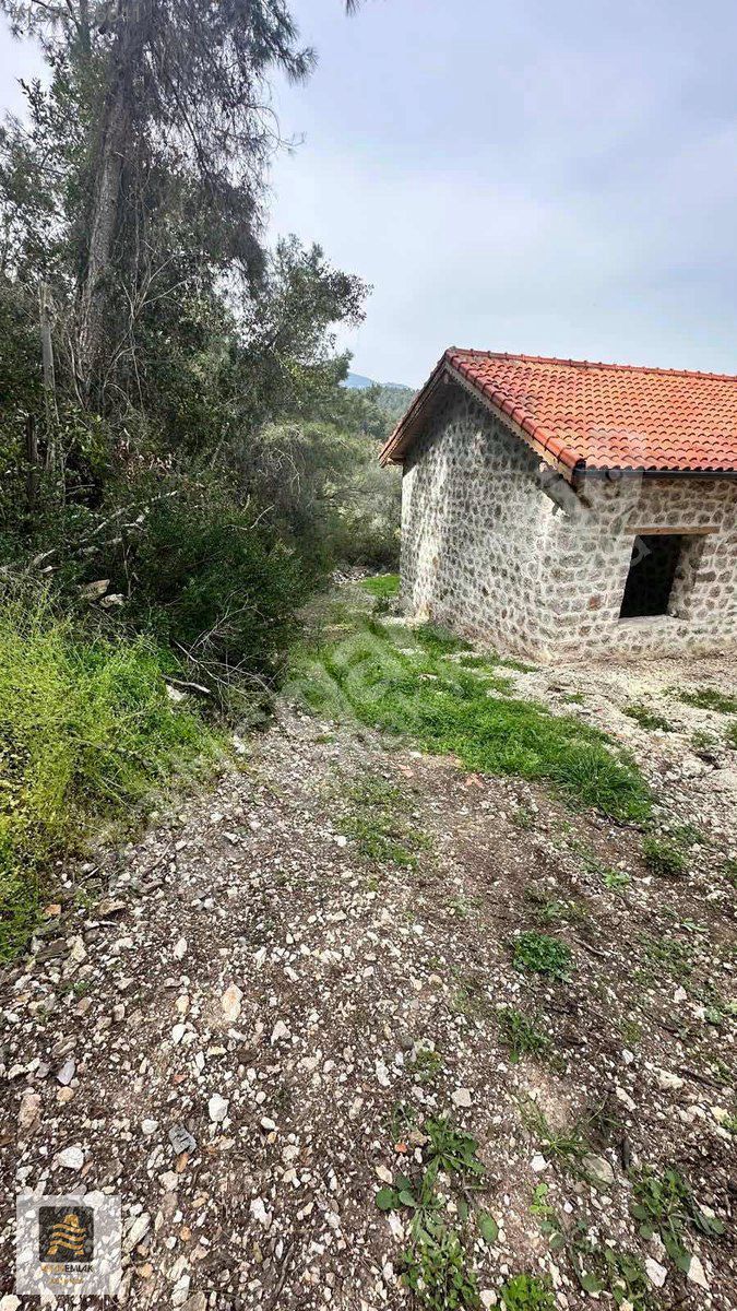 Satılık 700 m²Arsa İçinde Taş Ev Doğa ve Huzurlu Yaşam Alanı