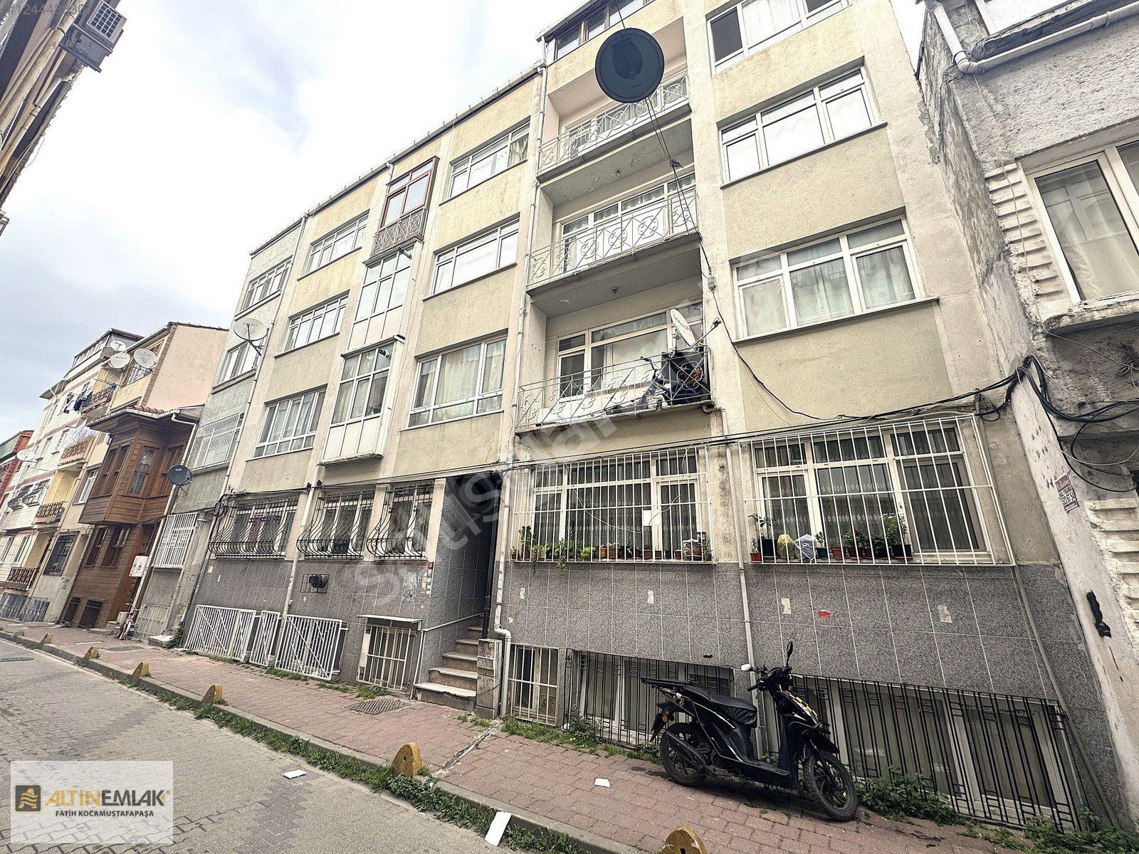 ALTIN EMLAK'TAN CERRAHPAŞA'DA BALKONLU SATILIK 2+1 YÜKSEK GİRİŞ