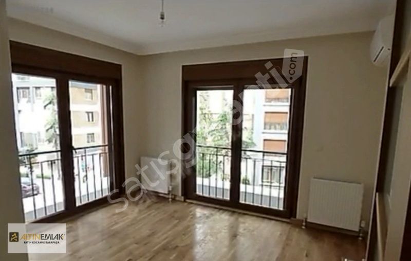 Kozyatağında Kozzy Avmye Komşu Otoparklı 2+1 Satılık Daire