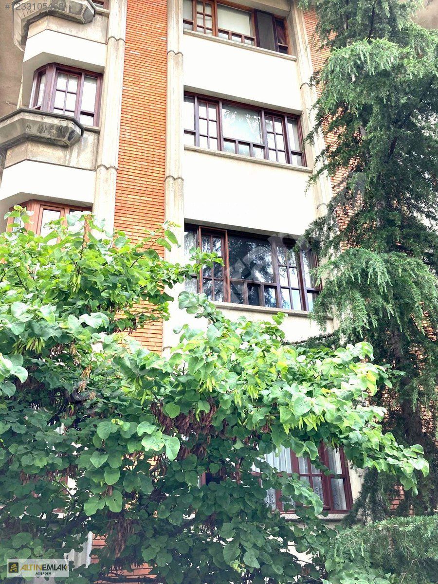 Acıbadem'de Arakat 3 Cepheli Balkon-Asansör-Caddeye 1.paralelde