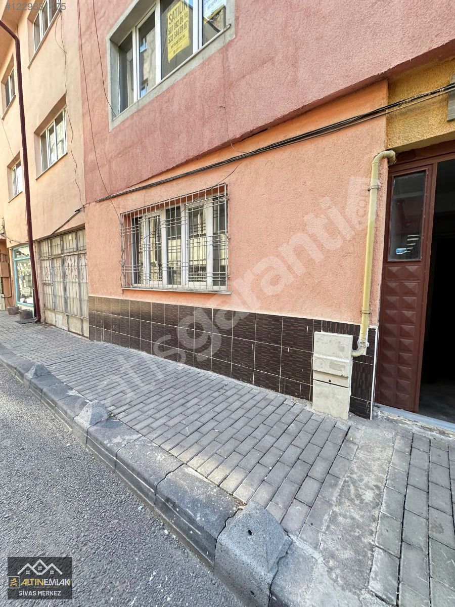ALTIN EMLAK SATIYOR !!! ÇARŞI MERKEZDE KELEPİR 2+1 DAİRE