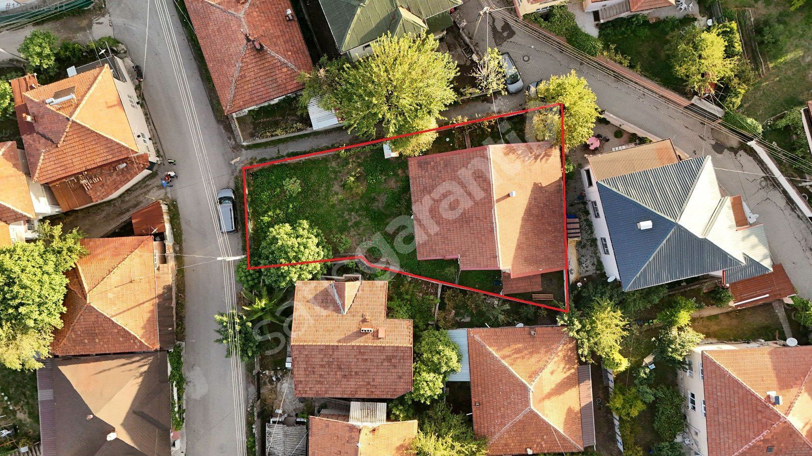 HENDEK MERKEZDE MÜSTAKİL İKİ PARSEL (140 M2 TEK KATLI EV)