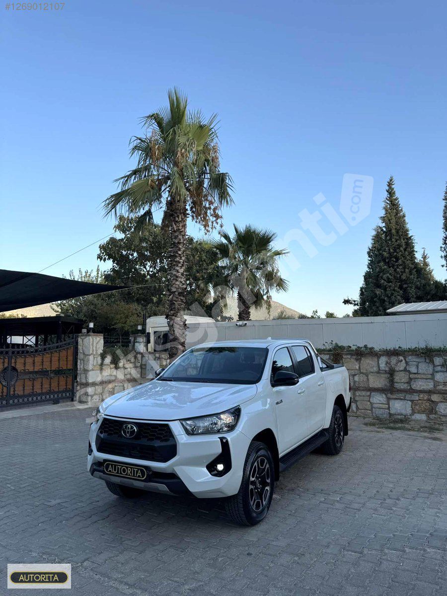 SIFIR EMSALİ 2024 HİLUX 2.4 Hİ-CRUSER 4x2 DÜŞÜK KM %20KDV