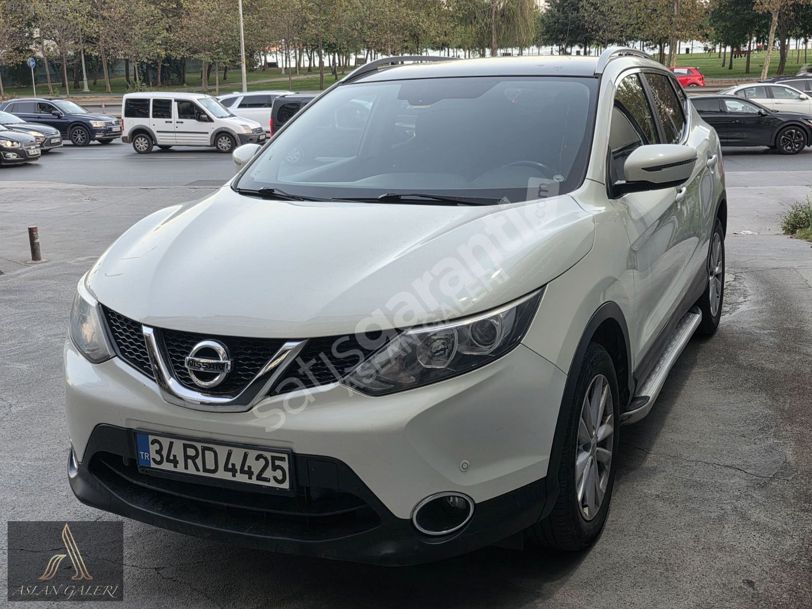 2017 MODEL HENÜZ 73 BİN KM'DE CAM TAVANLI DİZEL OTOMATİK QASHQAİ
