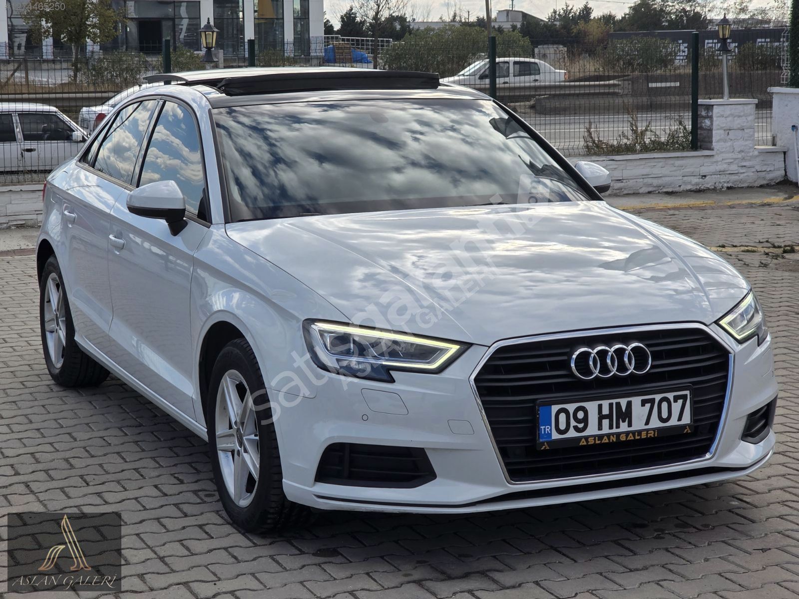 ASLAN GALERİDEN HATASIZ BOYASIZ CAM TAVANLI SEDAN KASA AUDİ A3