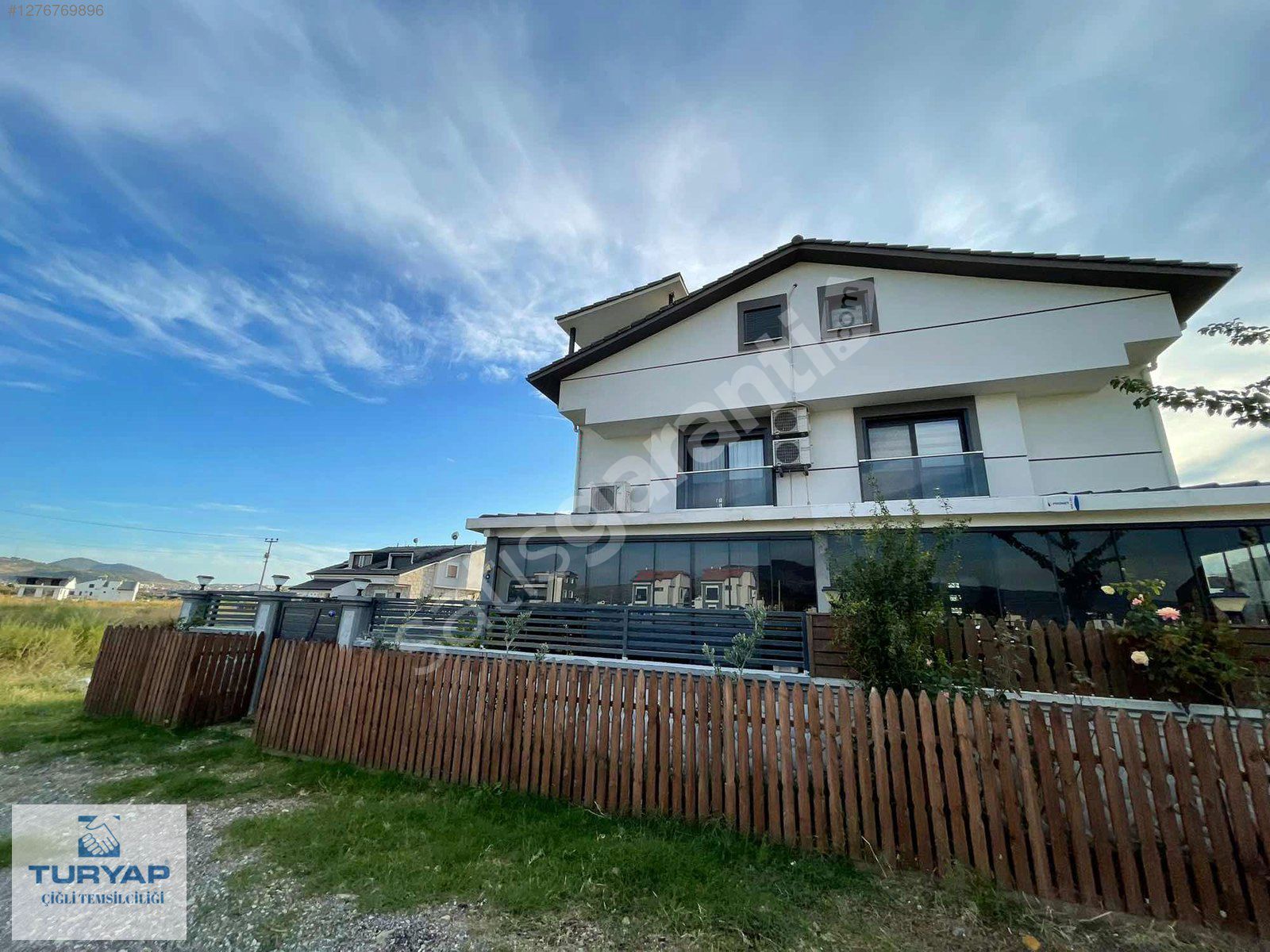 Dikili Cumhuriyet Mahallesinde Satılık Eşyalı 4+1 Tripleks Villa