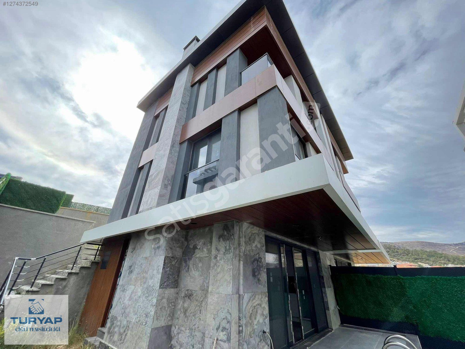 Yeni Foça Mustafa Kemal Atatürk Mah. Satılık 3+1 Tripleks Villa