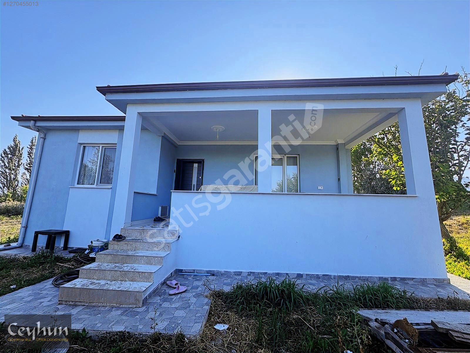 EMİRSEYİTTE ANAYOL ÜZERİNDE 2945M2 İÇERİSİNDE 2+1 EVİ OLAN