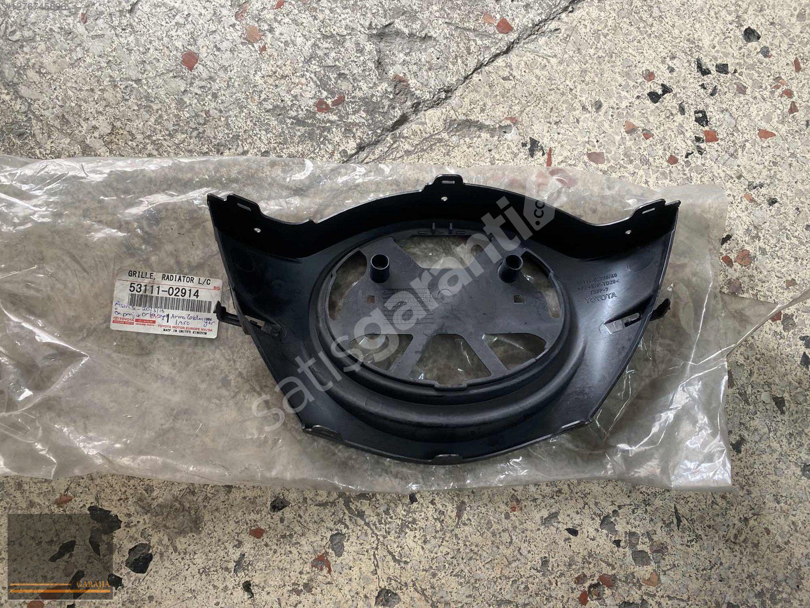 TOYOTA AURİS 2013/15 ÖN PANJUR ORTA SİYAH ARMA TAKILAN YER SIFIR