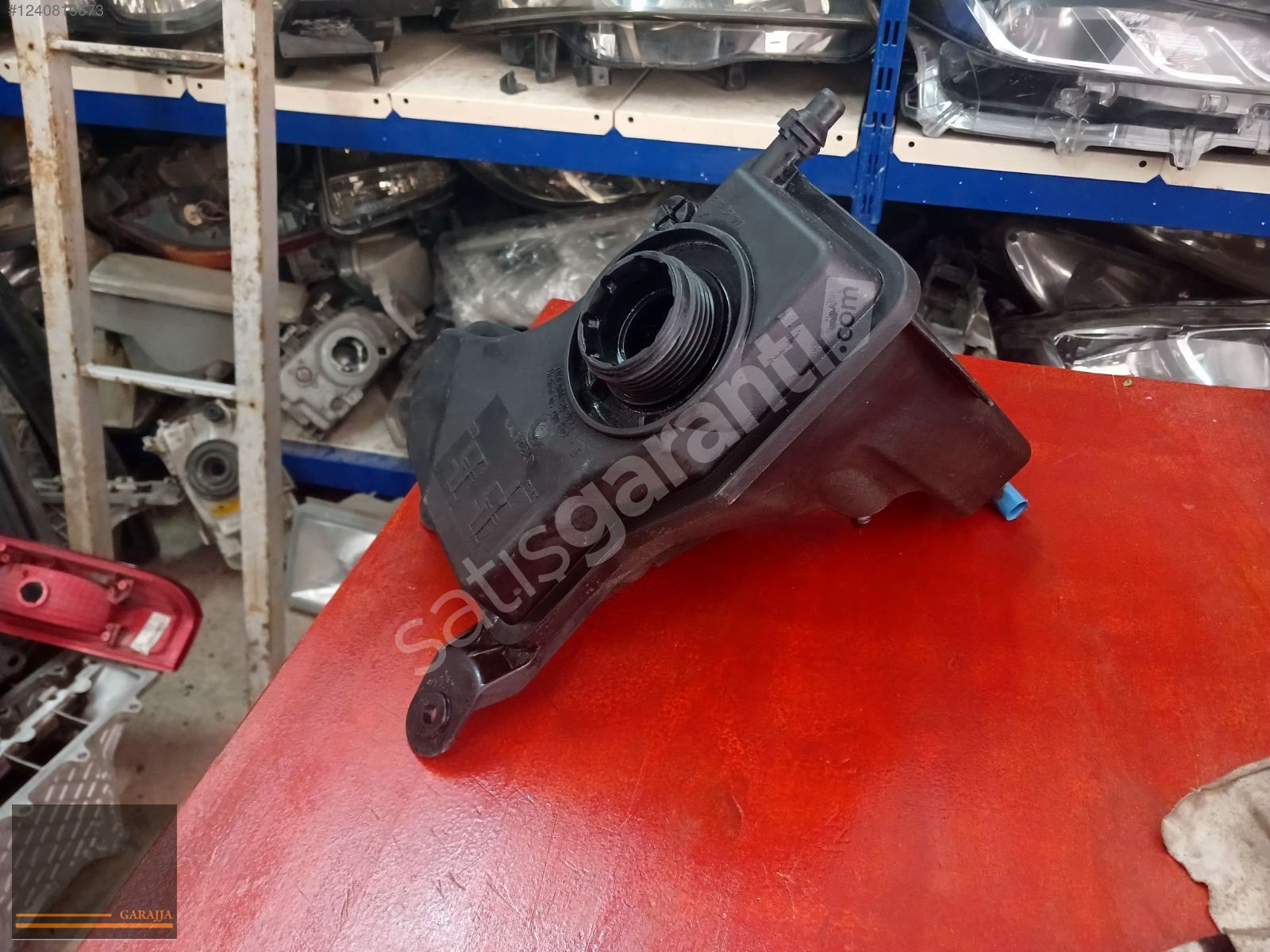 BMW E90 91 RADYATÖR YEDEK SU TANKI ORJİNAL ÇIKMA 10808611