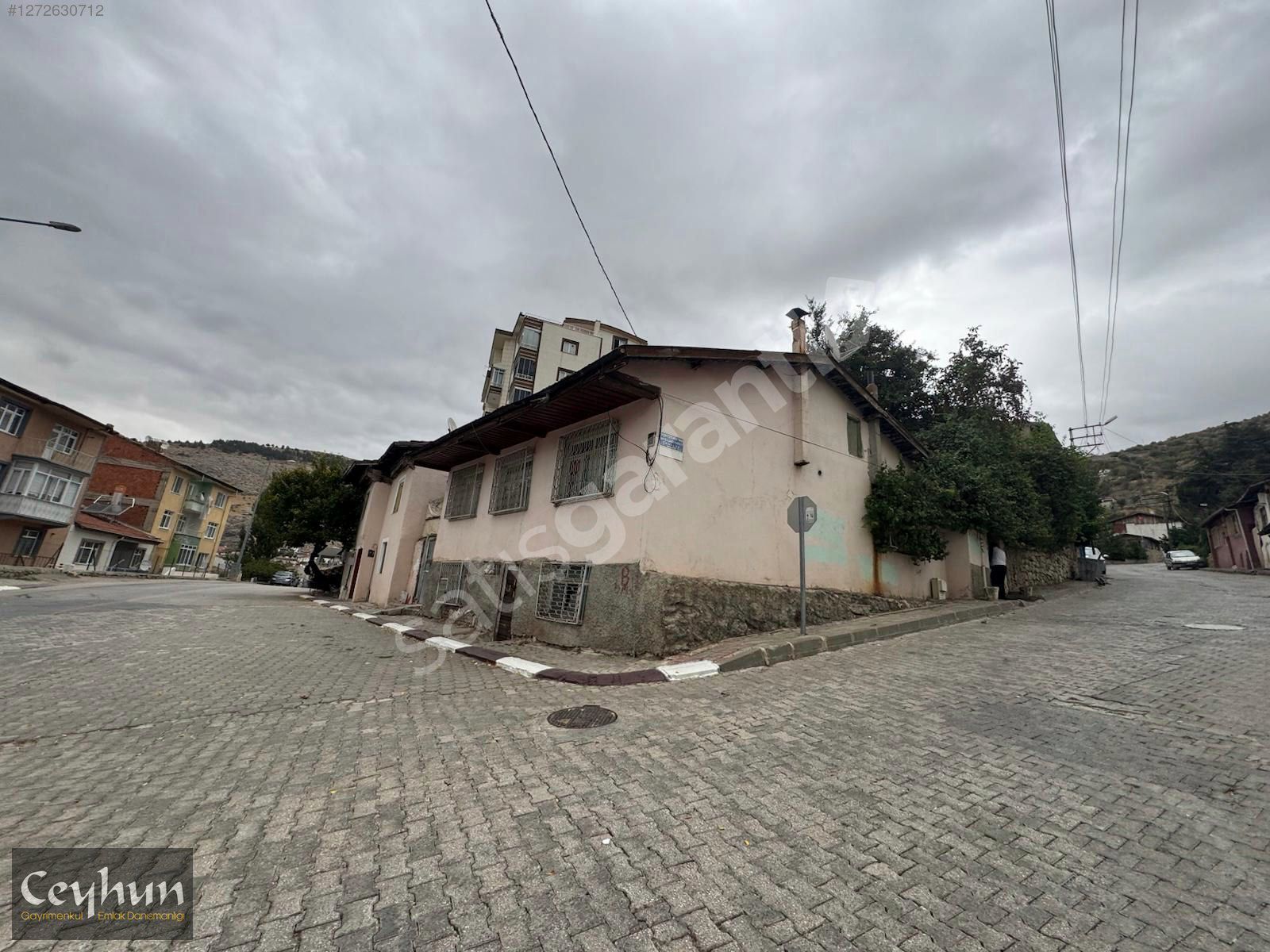 TOPÇUBAĞI CAMİ YANINDA BAHÇELİ 460M2 3+1 SATILIK MÜSTAKİL EV