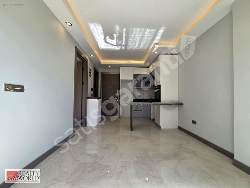 AKSU ALTINTAŞ İYİ KONUMDA HAVUZLU OTOPARKLI SATILIK 1+1 DAİRE