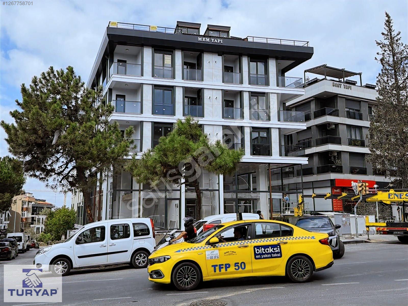 ACIBADEM CADDESİNDE; MÜKEMMEL KONUMDA; İŞ YERİNE-OFİSE UYGUN,4+1
