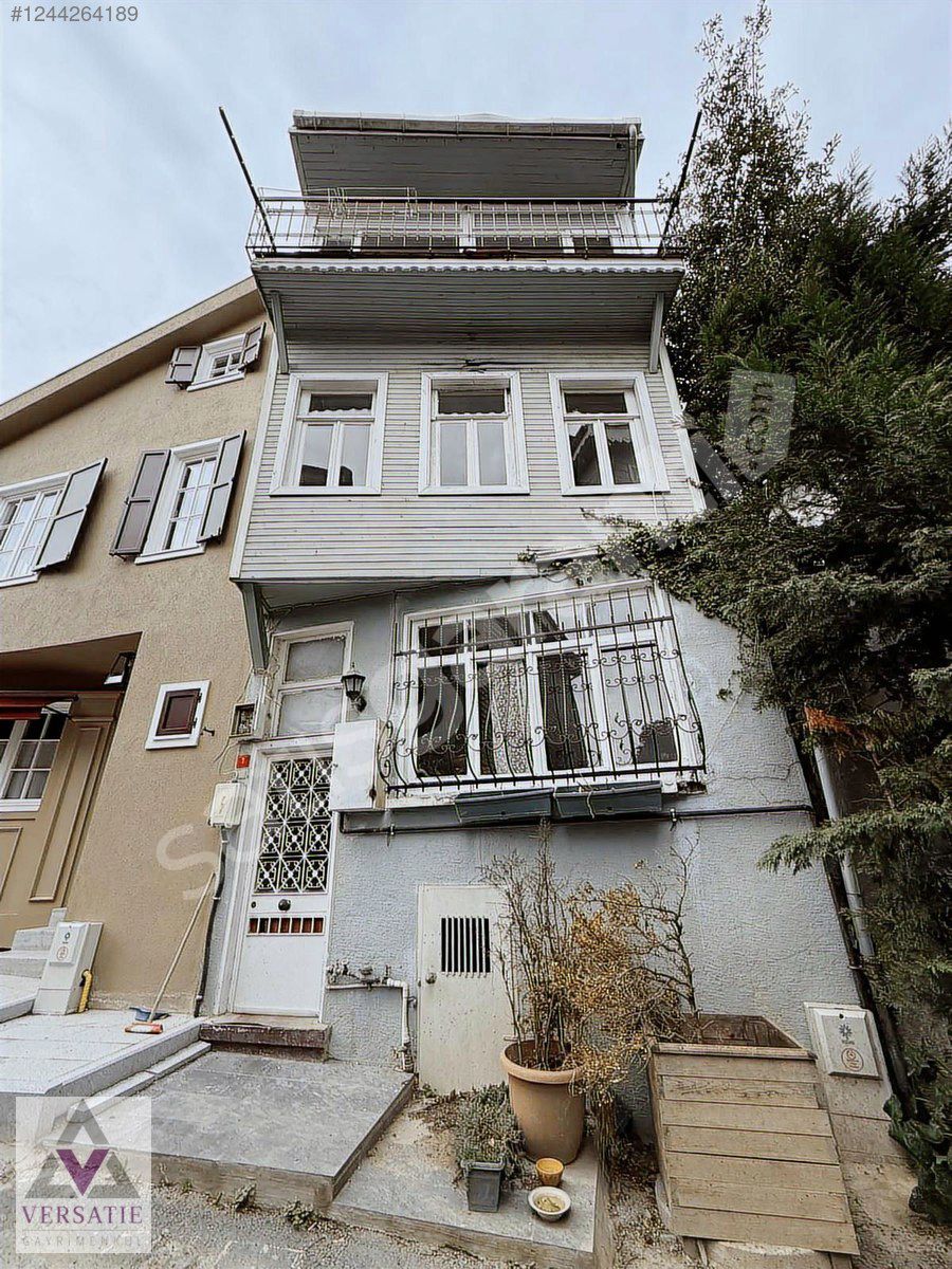 EMİRGAN'DA SAHİLE ÇOK YAKIN 3 KATLI SATILIK MÜSTAKİL EV
