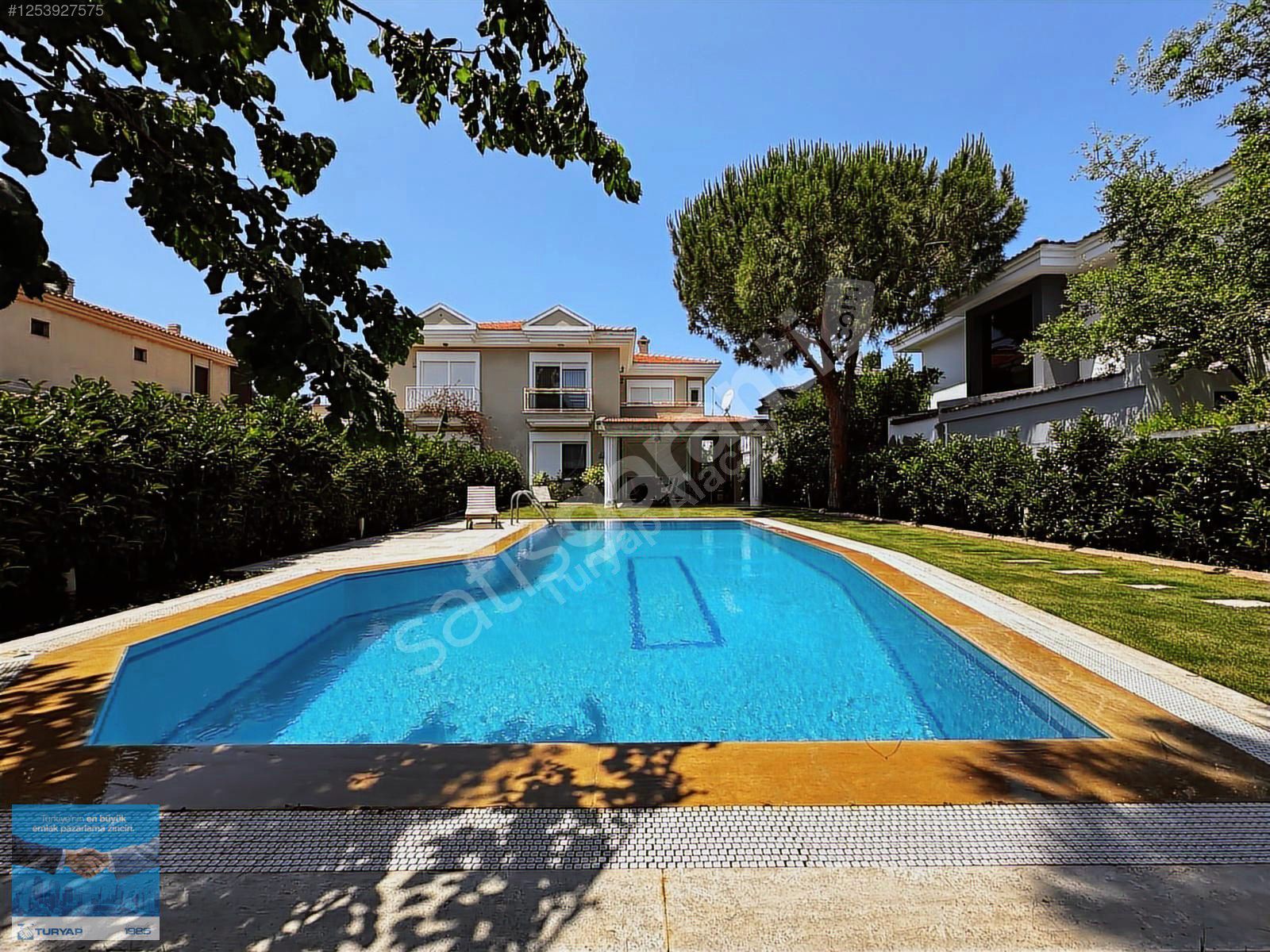 Turyap'tan Çeşme Alaçatı Göbenede Geniş Bahçe, Havuzlu 5+1 Villa