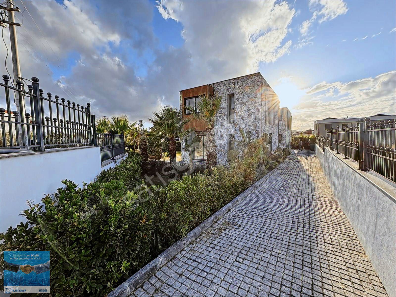 Alaçatıya Komşu Yeni 6+1 Villa Özel Havuz & Otopark